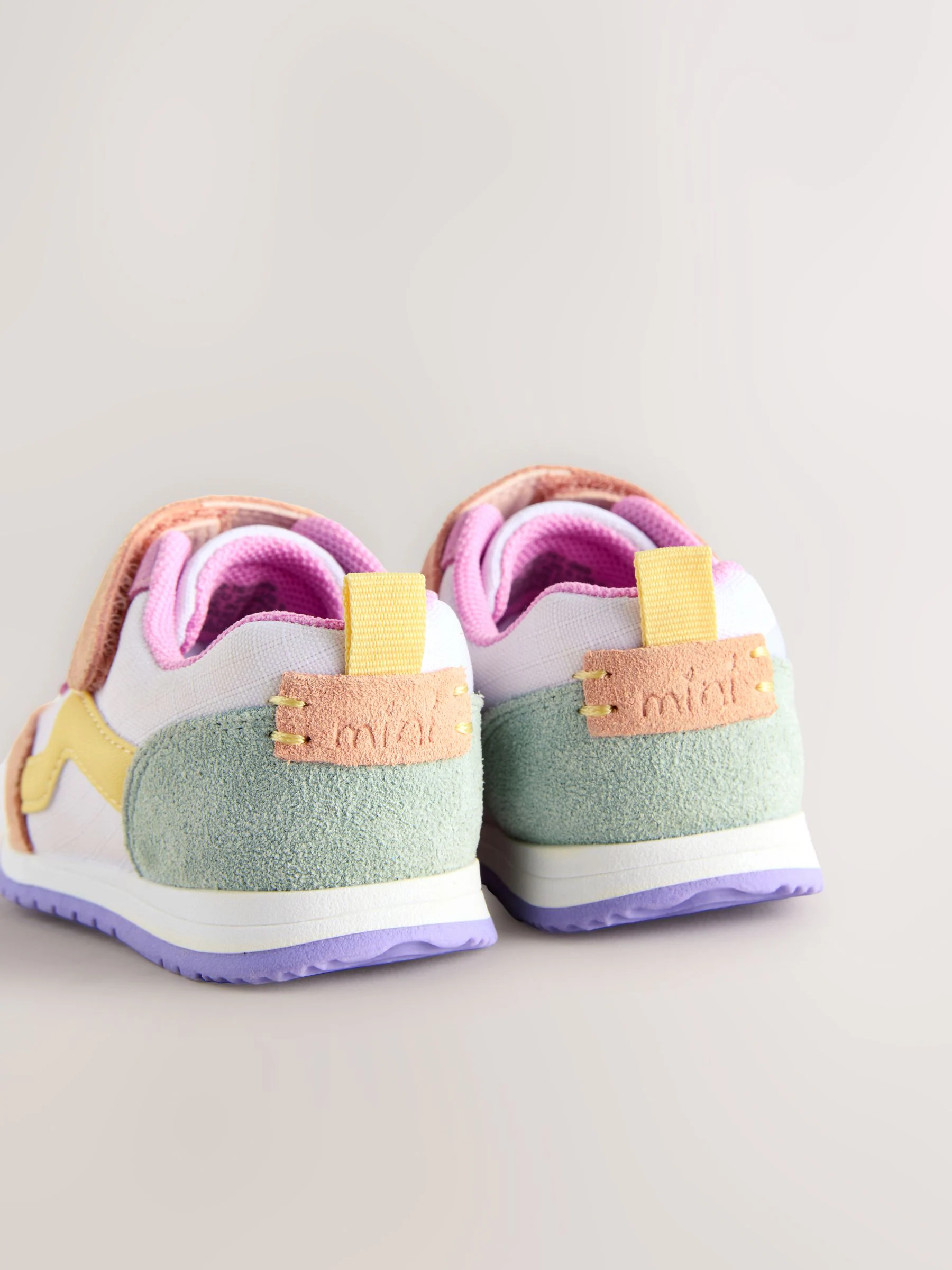 Met verschillende kleurvlakken - Eerste loopschoentjes: sneakers