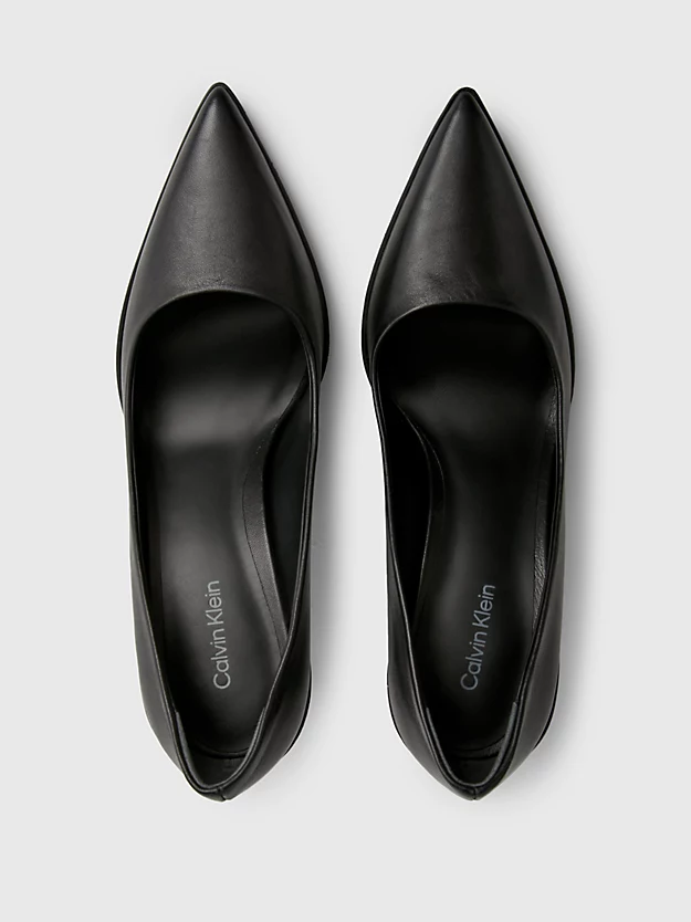 Sapatos de couro com salto agulha