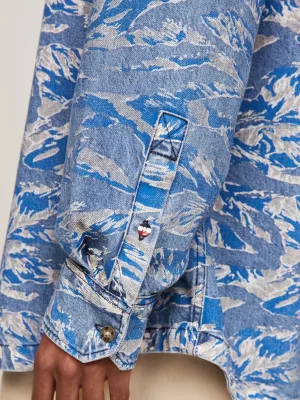 Camisa jeans oversized com estampa camuflada de tigre