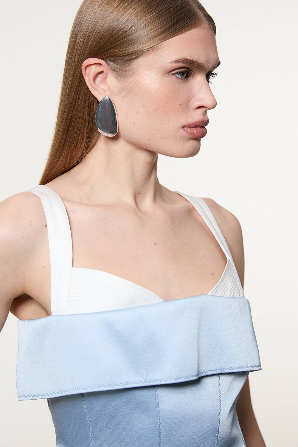 KarenMillen Robe mini structurée en viscose avec détails en couture satinée et peplum ajusté