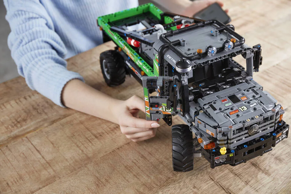 LEGO®TECHNIC 42129 - LE CAMION D’ESSAI 4X4 MERCEDES-BENZ ZETROS TELECOMMANDE