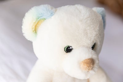 Teddykompaniet Kosedyr Charlie 25 cm, Regnbuefarget