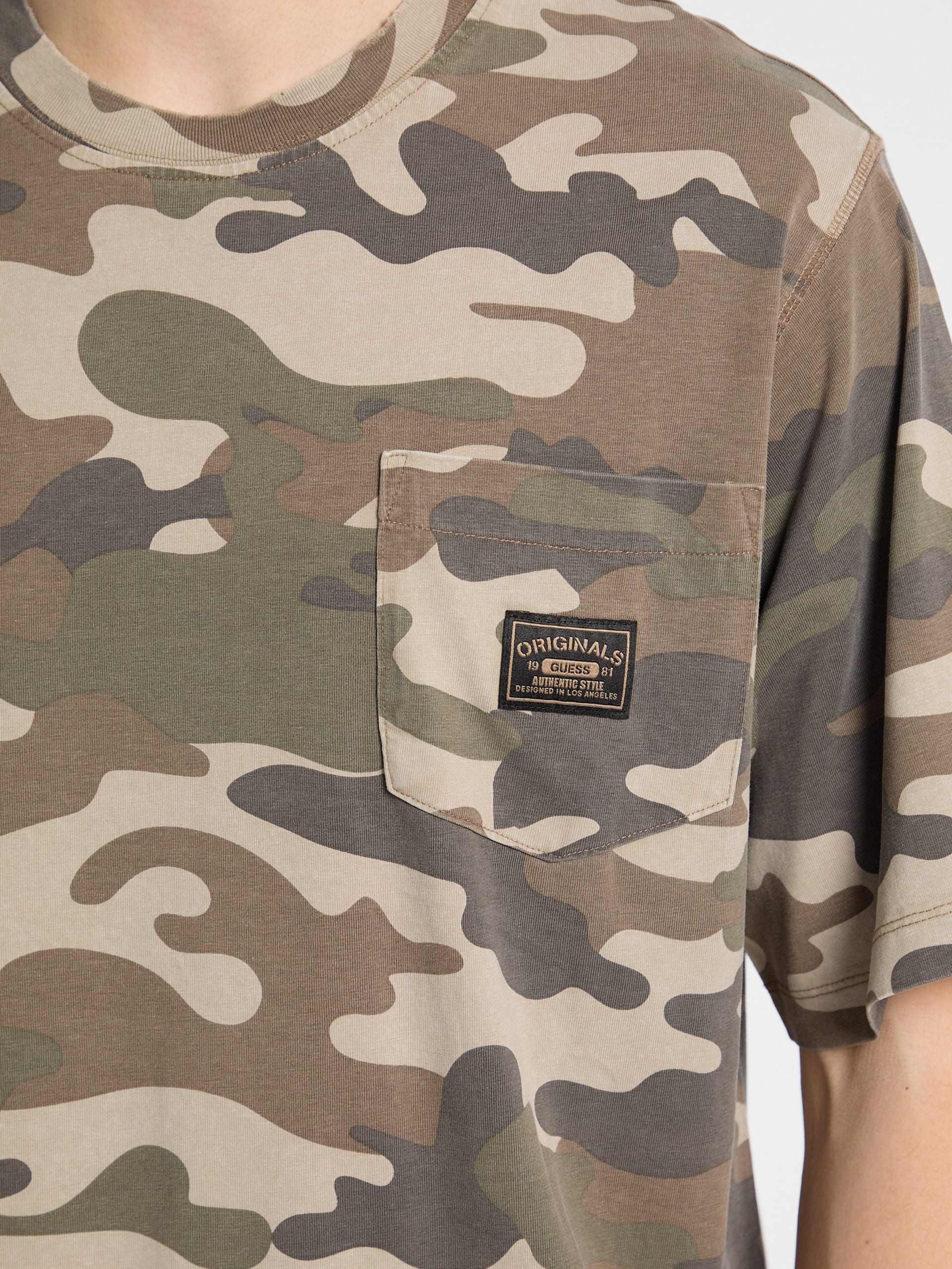 Camiseta GUESS Originals Eco Boxy Camo com Bolso