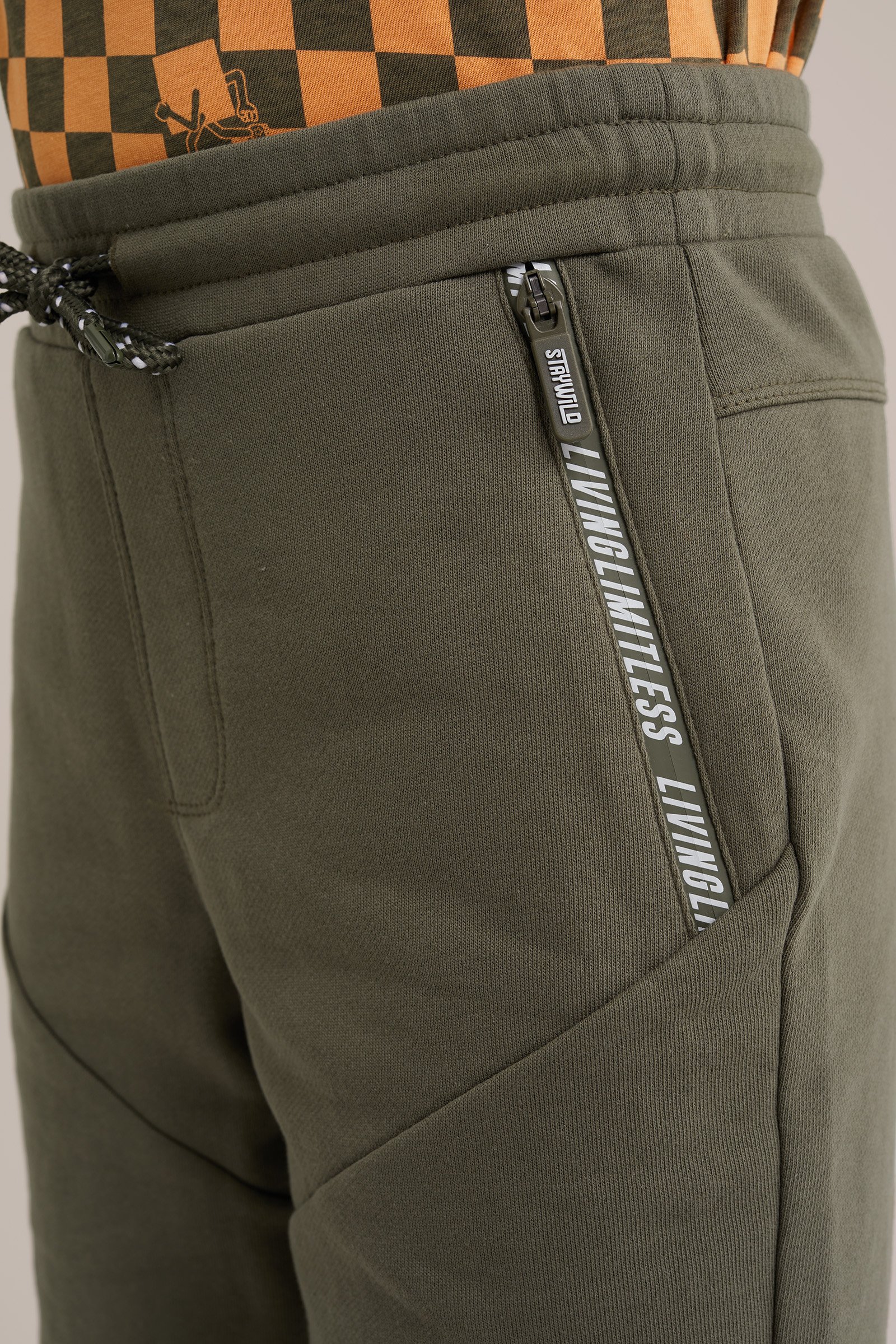 Jongens joggingshort met tapedetail WE Fashion Legergroen