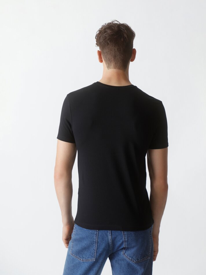 Camiseta básica slim fit - Preta