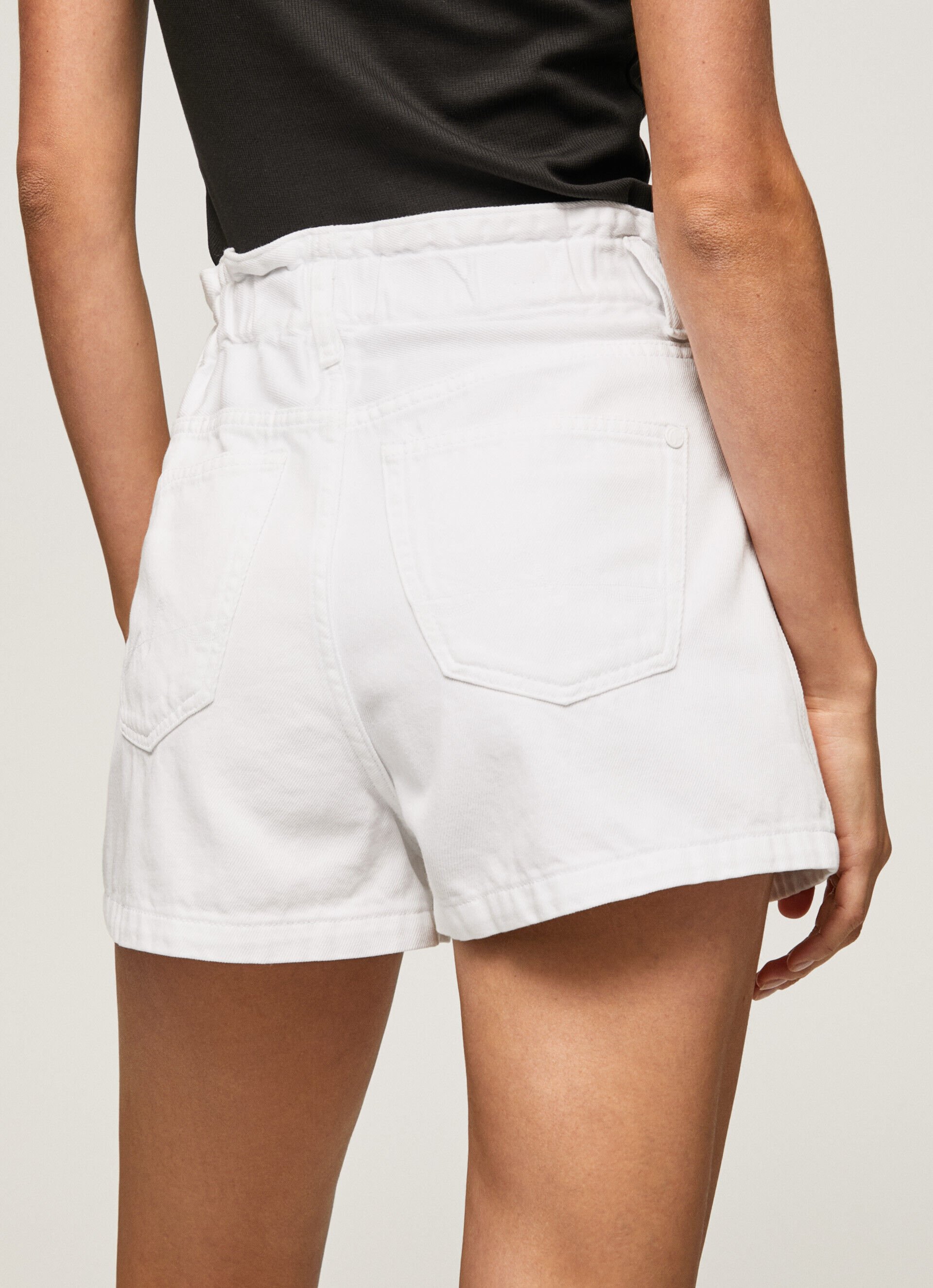 Shorts jeans com flores bordadas - jeans