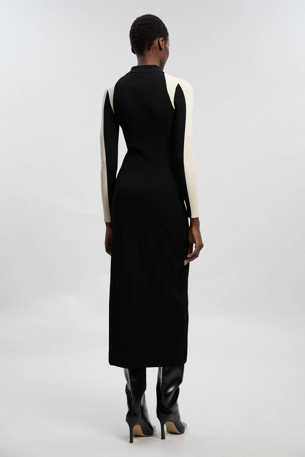KarenMillen Robe Mi-Longue en Maille Côtelée à Blocs de Couleur Style Militaire