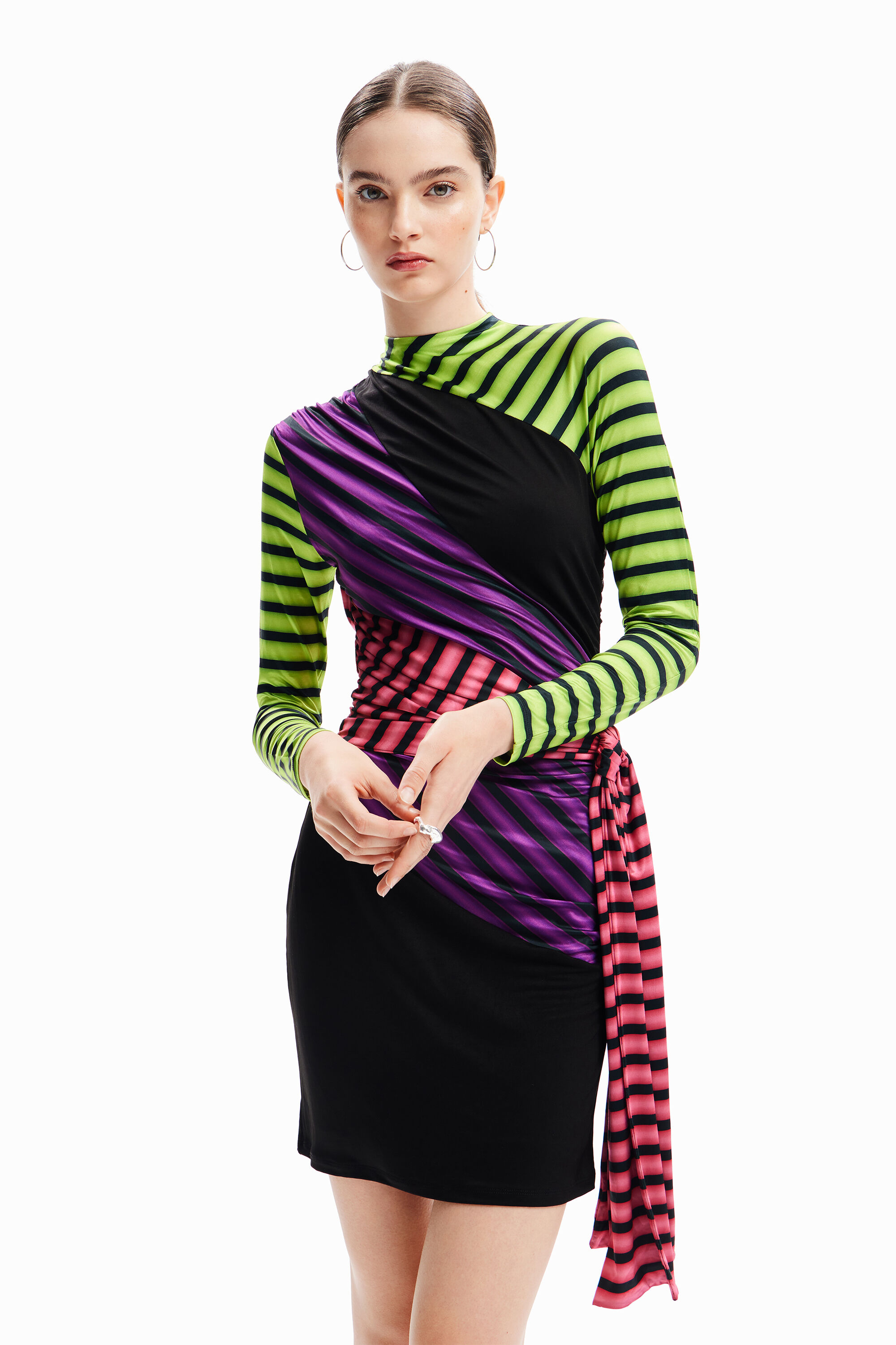 Vestido curto listrado da María Escoté