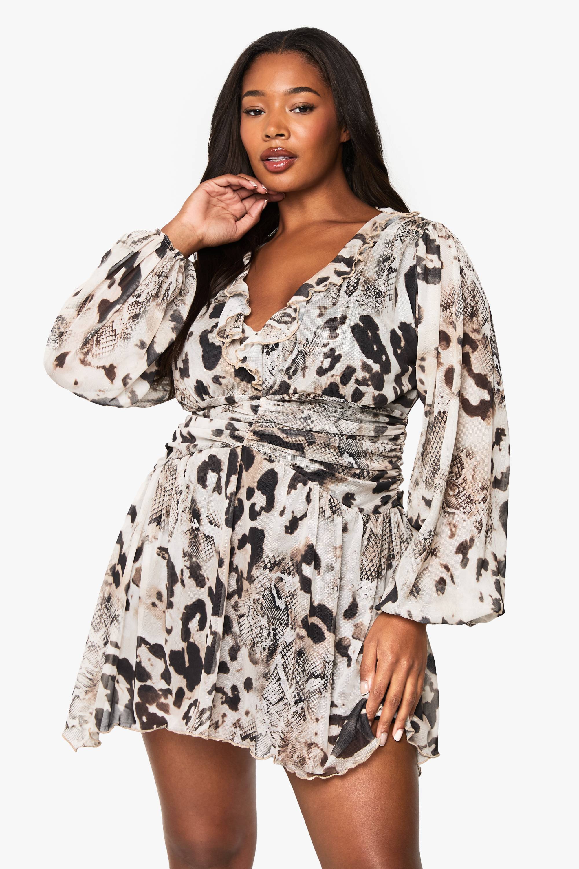 boohoo robe skater grande taille en résille à imprimé animalier et volants