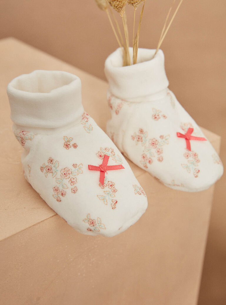 Chaussons de naissance écrus en velours