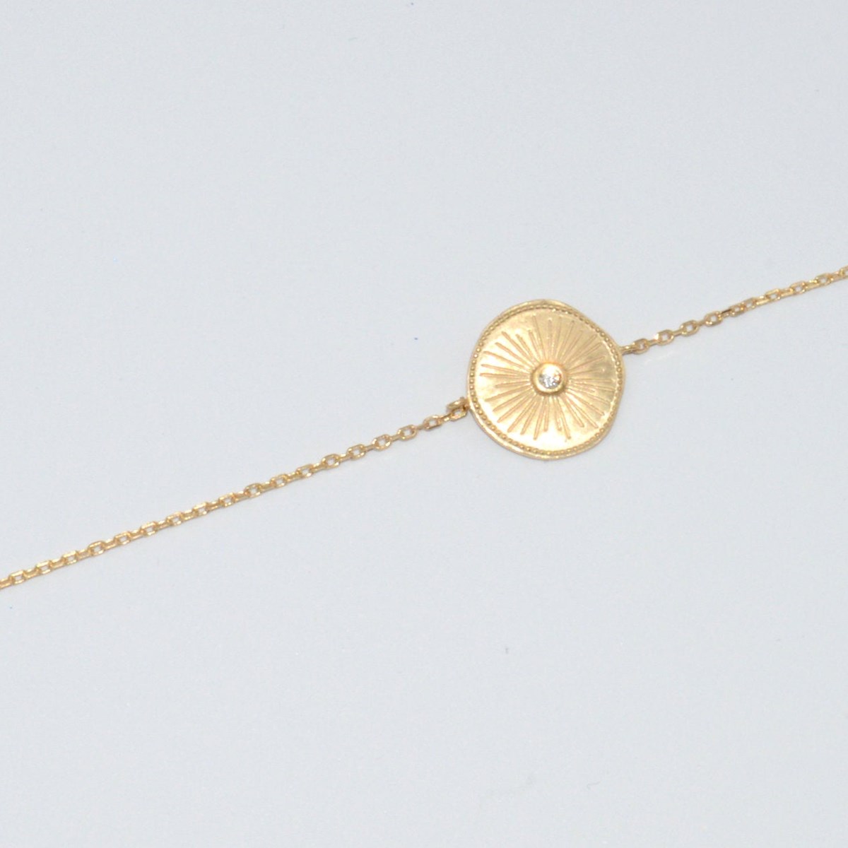 Bracelet femme médaille ciselée et Pierre en Zirconium en plaqué or