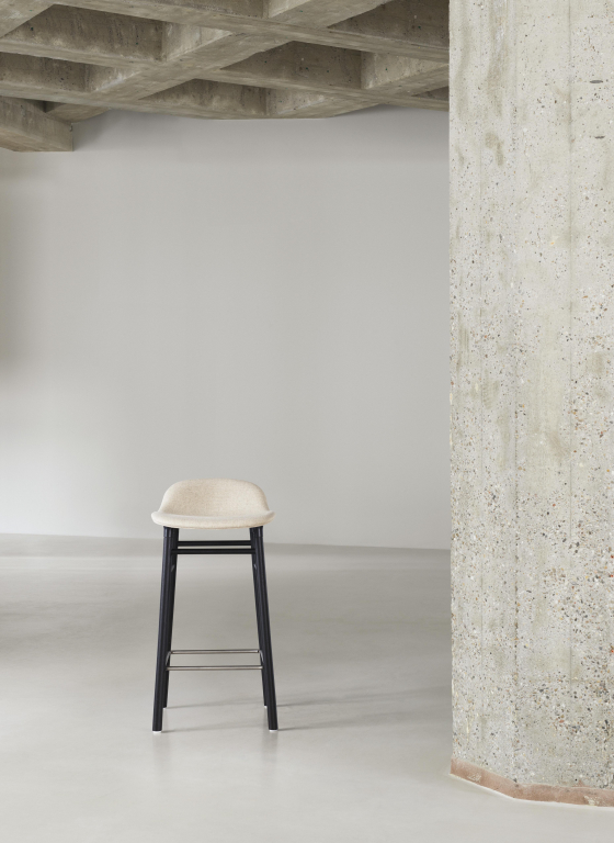 Normann Copenhagen Form barkruk 65 gestoffeerd zwart eiken Synergy Grey
