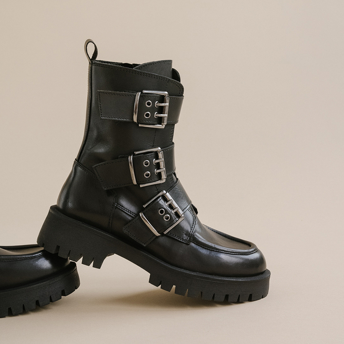 Boots à semelles crantées et sangles  en cuir noir