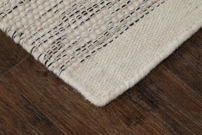 KMCarpets Tofta Gulvteppe 140x200, Hvit/Svart