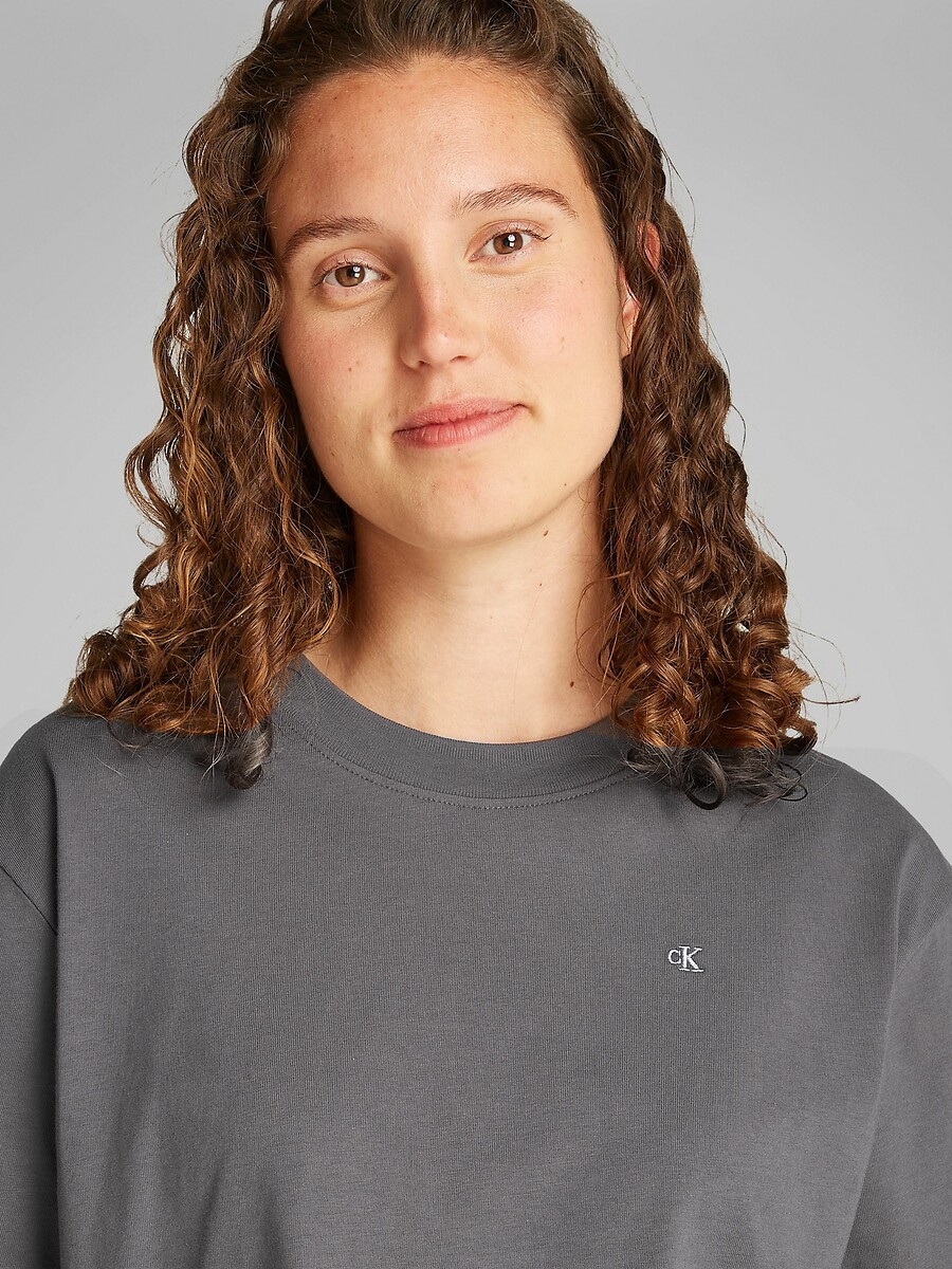 CALVIN KLEIN JEANS<br>Camiseta de manga curta e modelagem solta, com logo no peito