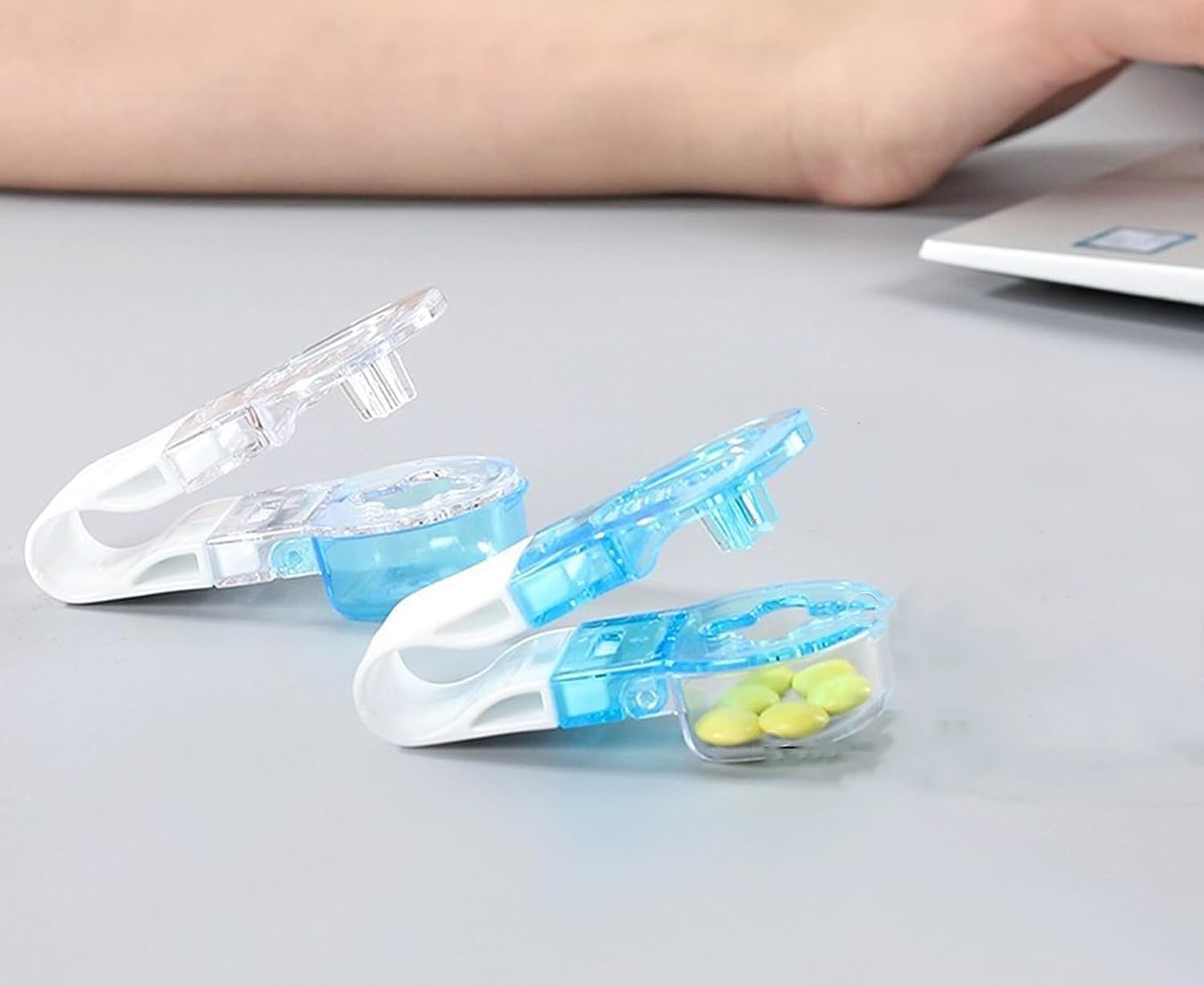 (80x30mm) Medikamenten Entnehmer Tablettenausdrückhilfe Pillen Dosierer Pillendose - Weiss / Blau