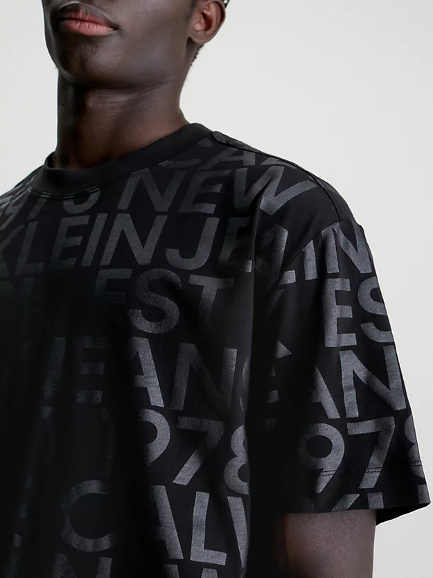 Camiseta com logo estampado por toda a peça