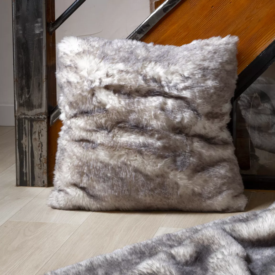 Coussin carré fausse fourrure (50 x 50 cm) Manaslu Gris