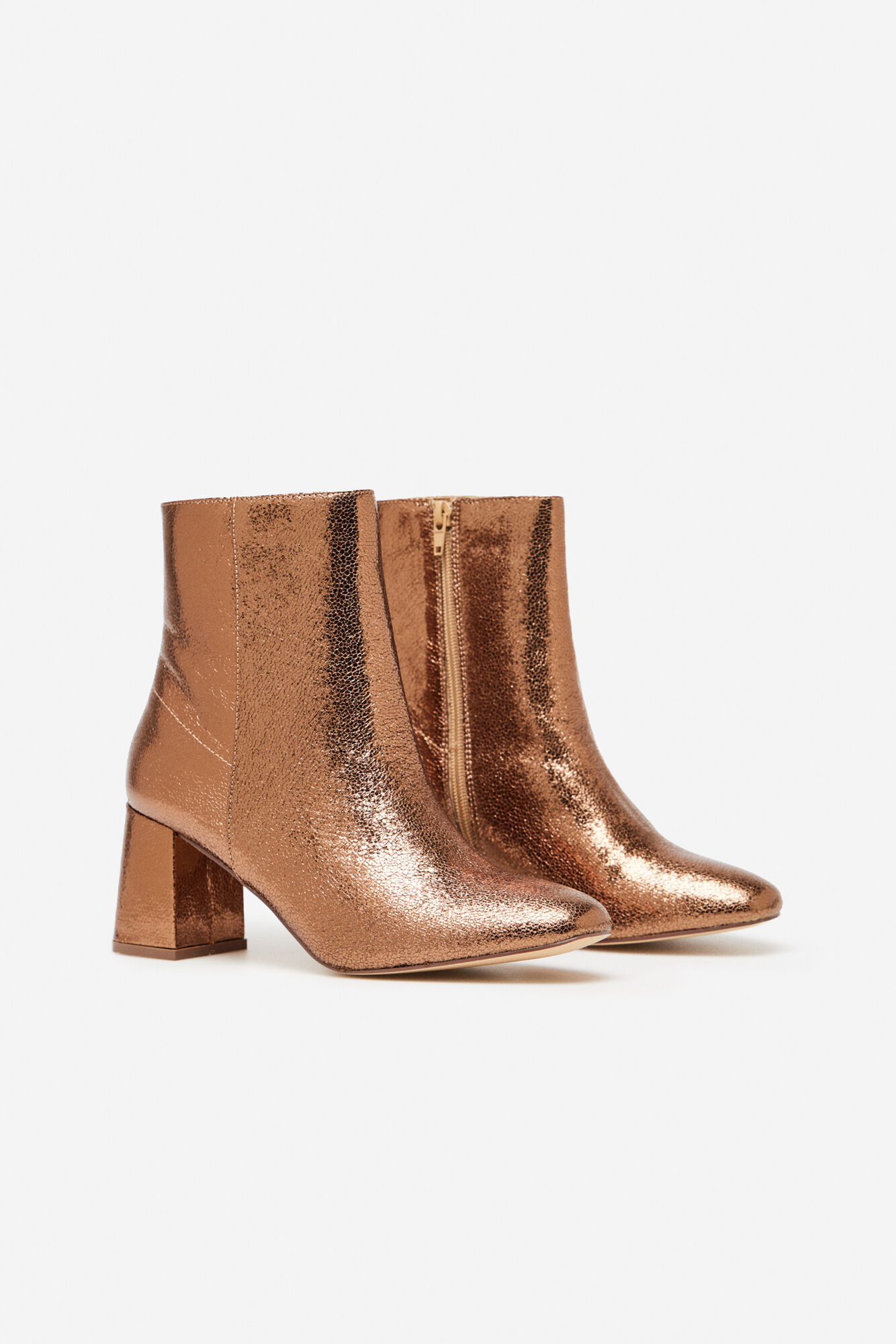 Bota metálica dourada