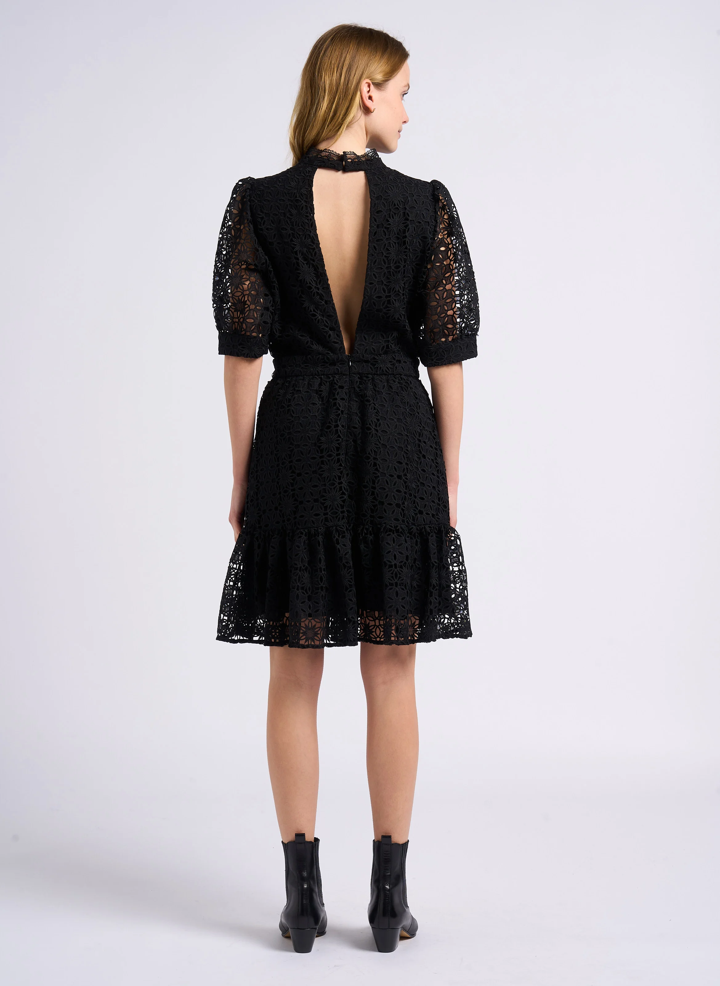 COROLLE - Robe col rond en broderie anglaise | Noir