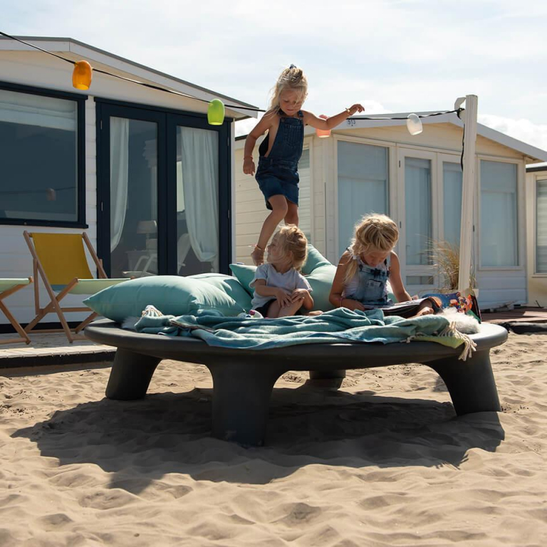 Weltevree Flying Dishman loungebank oranje kussens