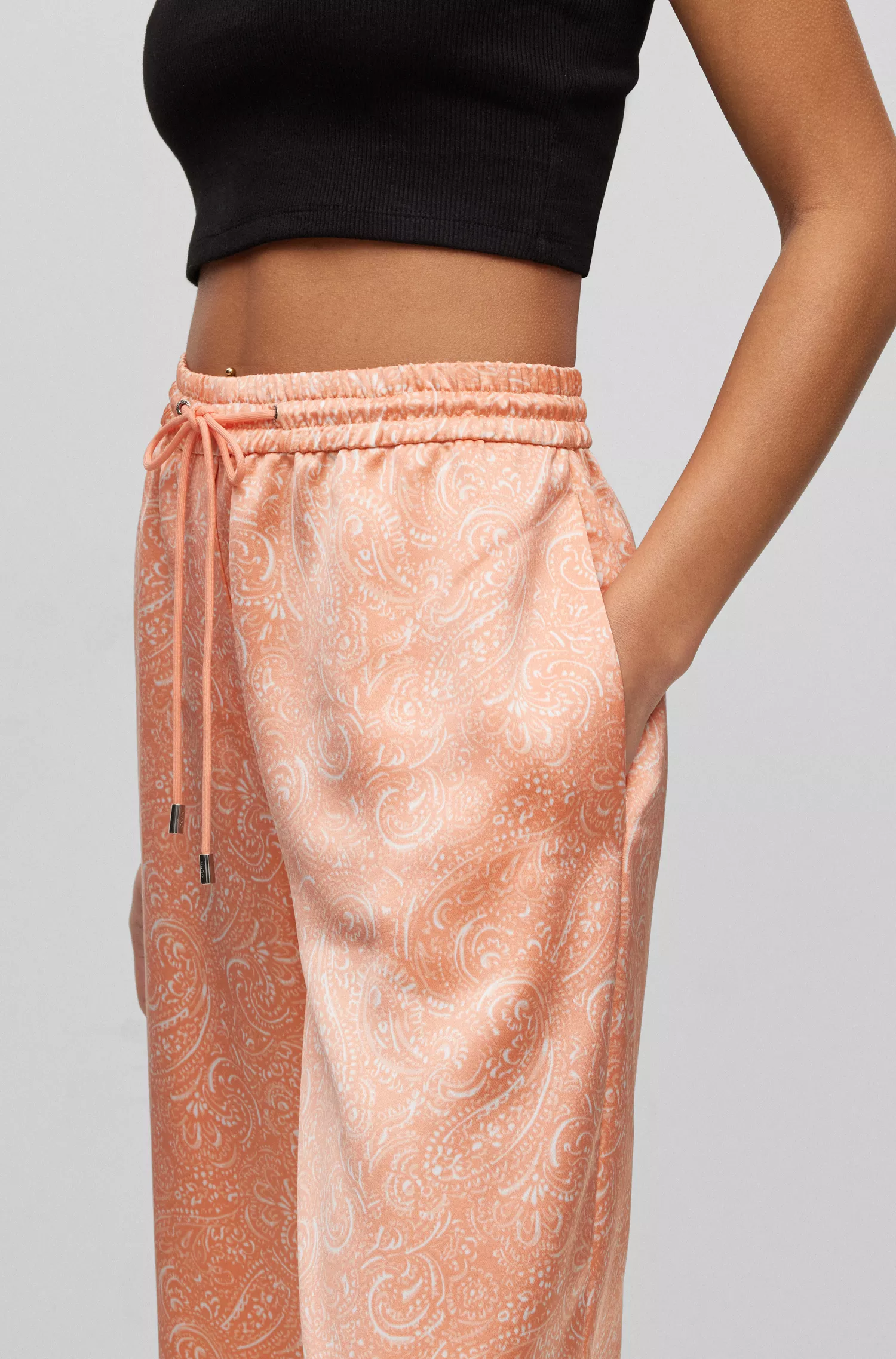 Calças HUGO vermelhas de corte relaxado em cetim com estampa paisley.