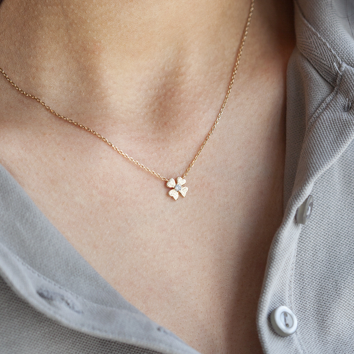 Collier plaqué or jaune, motif fleur zirconia 45 cm