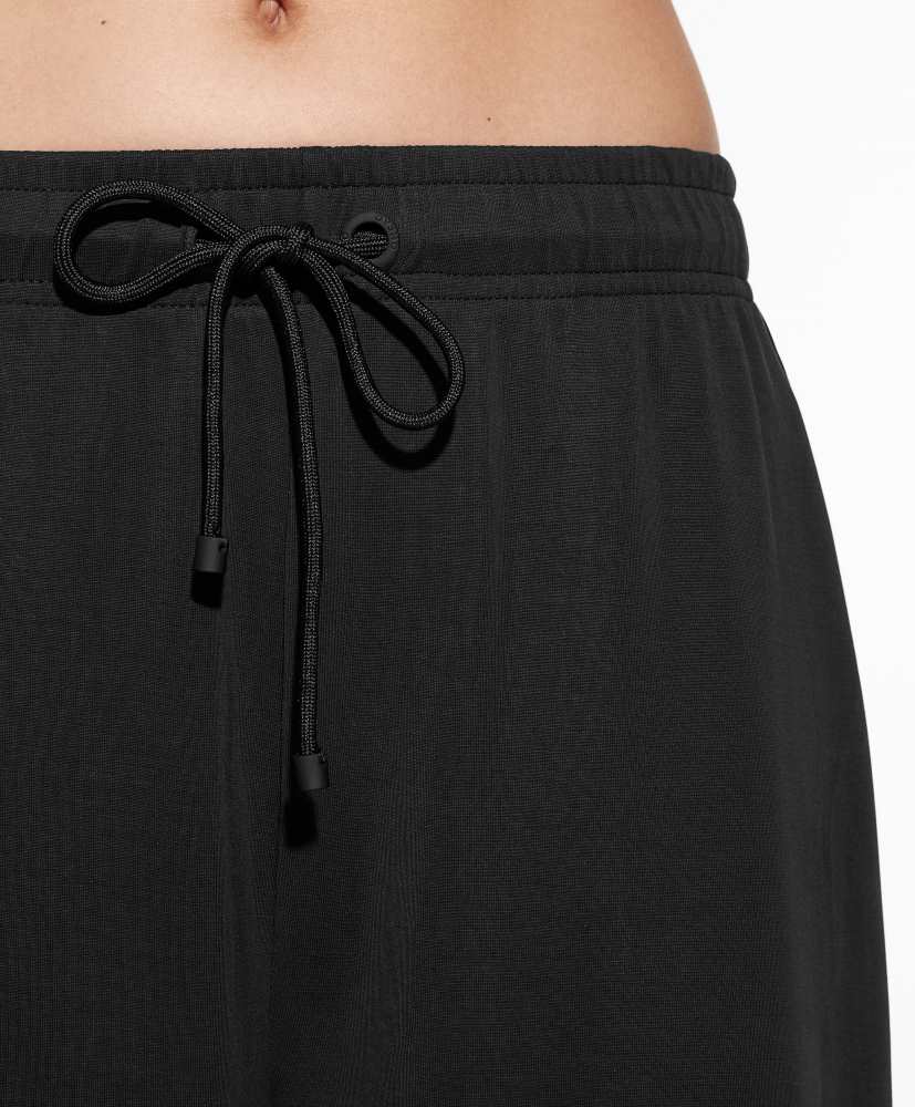 Calça cropped de pernas largas em modal macio ao toque
