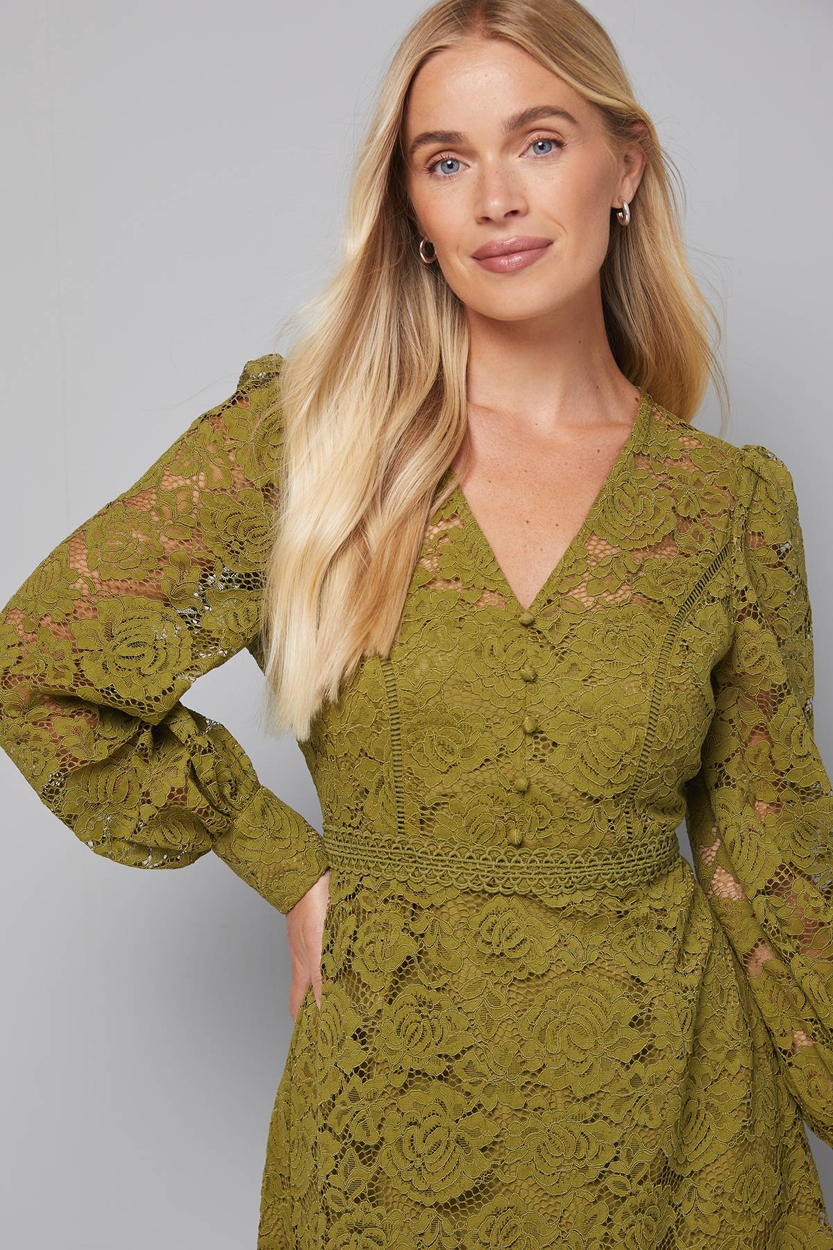 Wallis Robe Mi-Longue Ajustée et Évasée en Dentelle Petite Taille