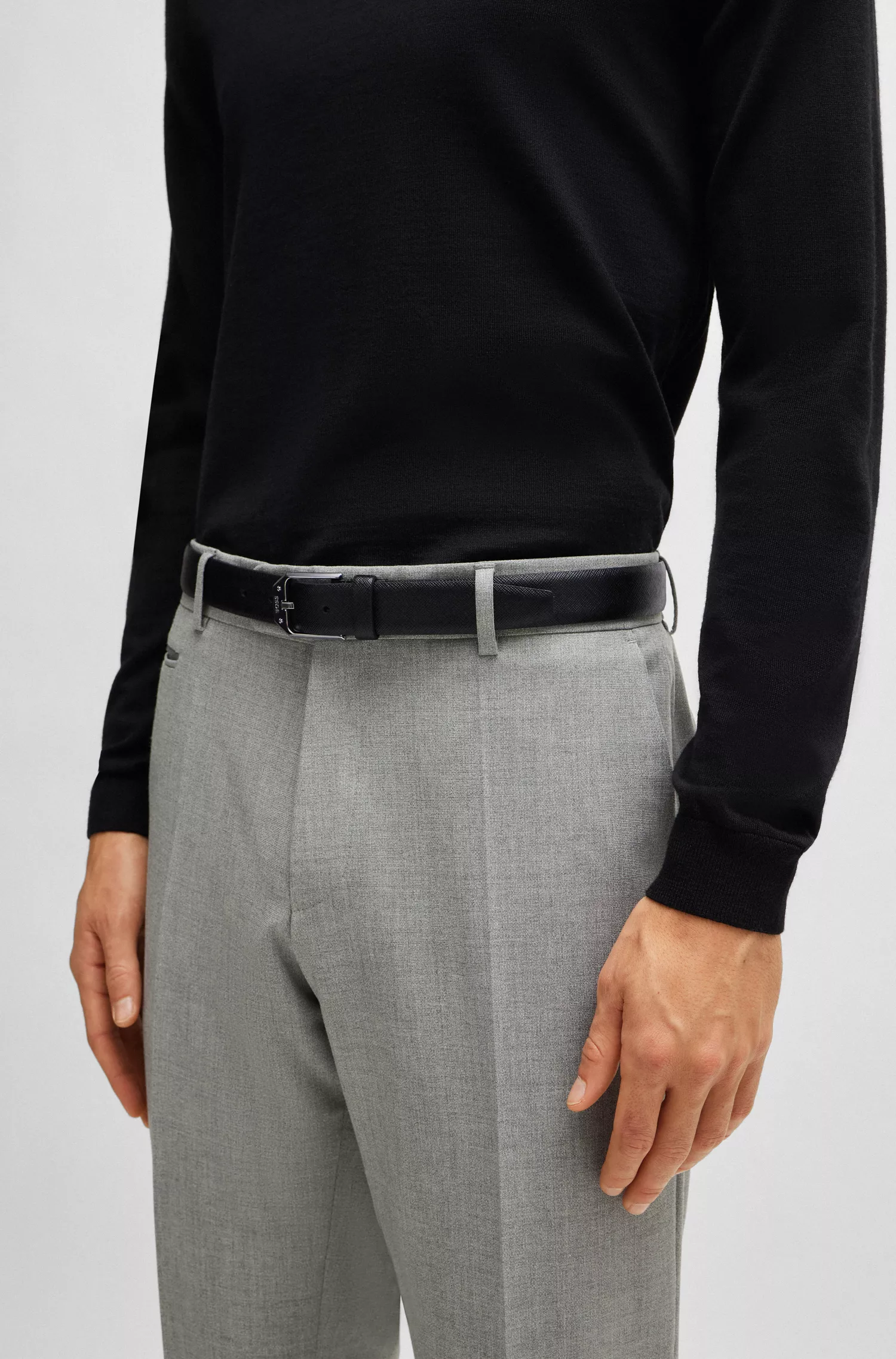 Cinto BOSS em couro italiano preto com fivela angulada com a marca.