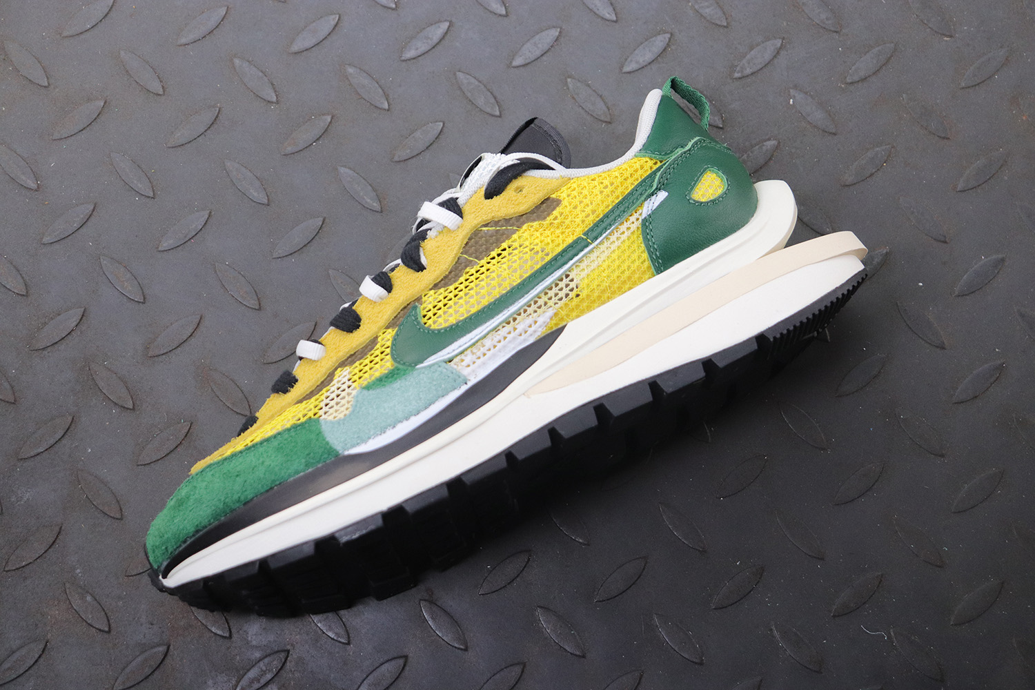 Nike Vaporwaffle sacai Tour Yellow Stadium Green