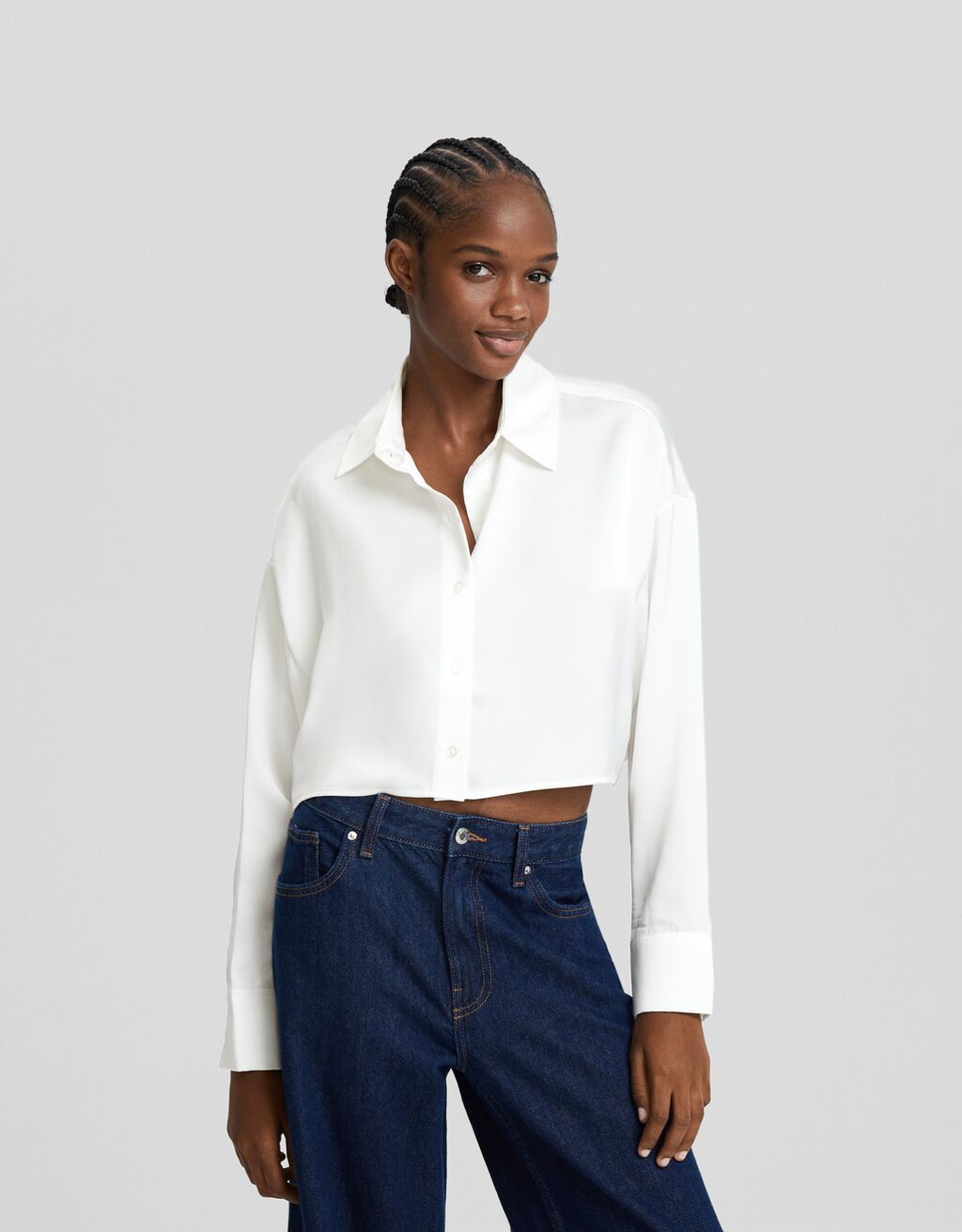 Camisa cropped de cetim com mangas compridas