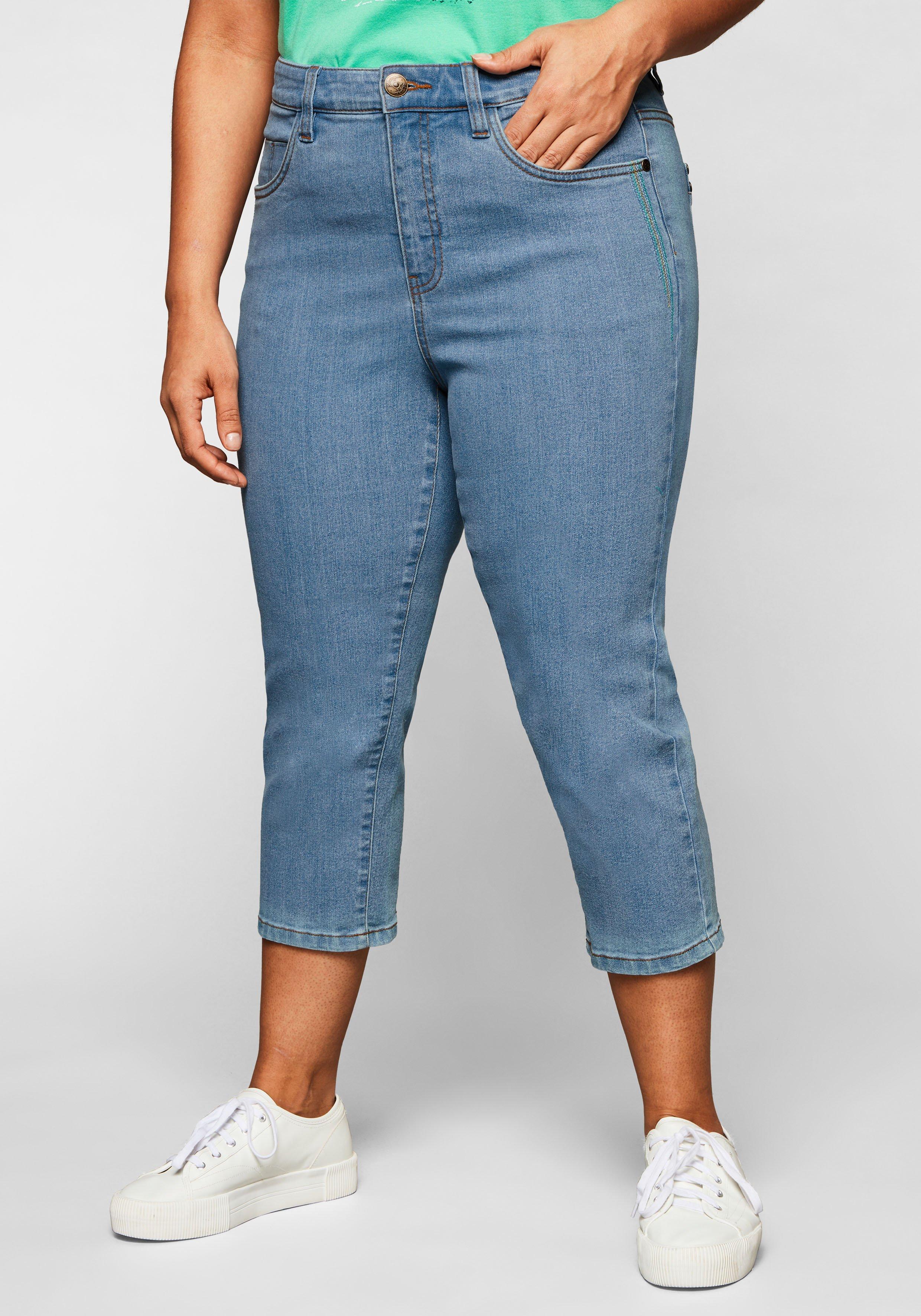 Caprijeans mit Catfaces und Kontrastnähten