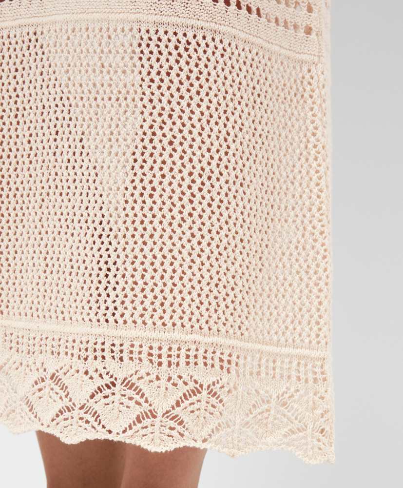Vestido longo com detalhes em crochê