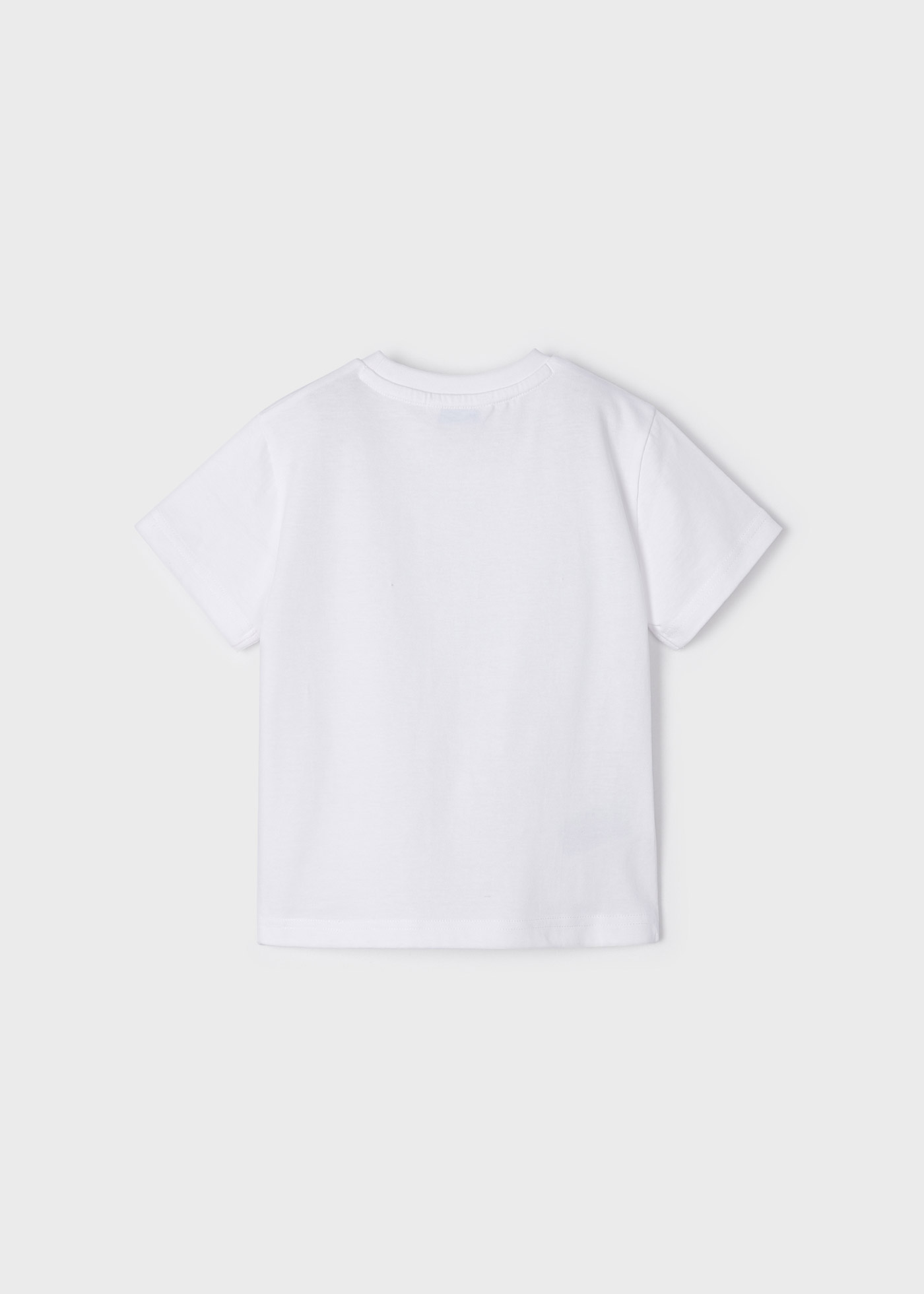 Camiseta infantil com estampa interativa, feita de algodão sustentável.