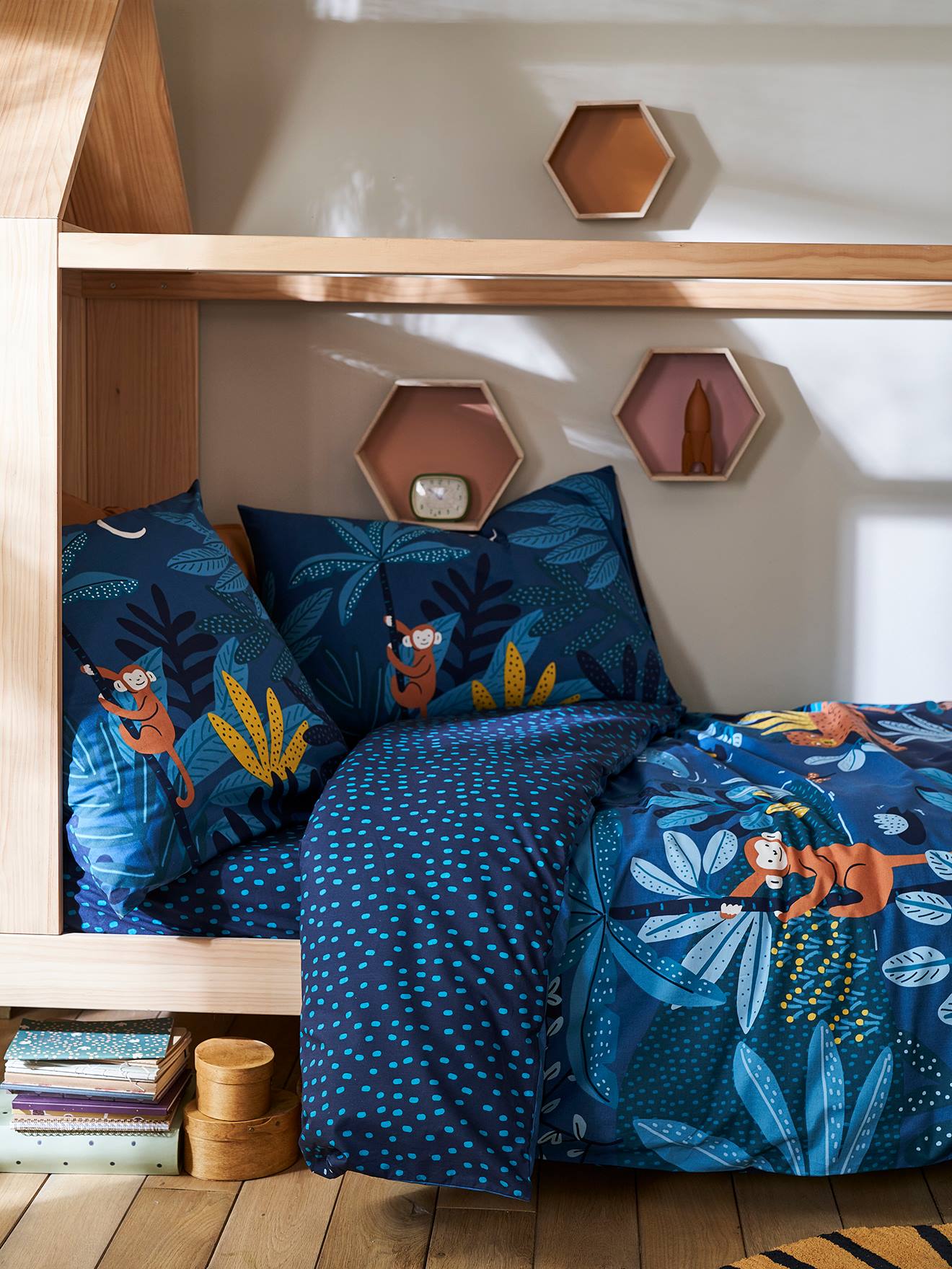 Conjunto infantil Jungle Night com capa de edredom e fronha, azul escuro liso com estampas.
