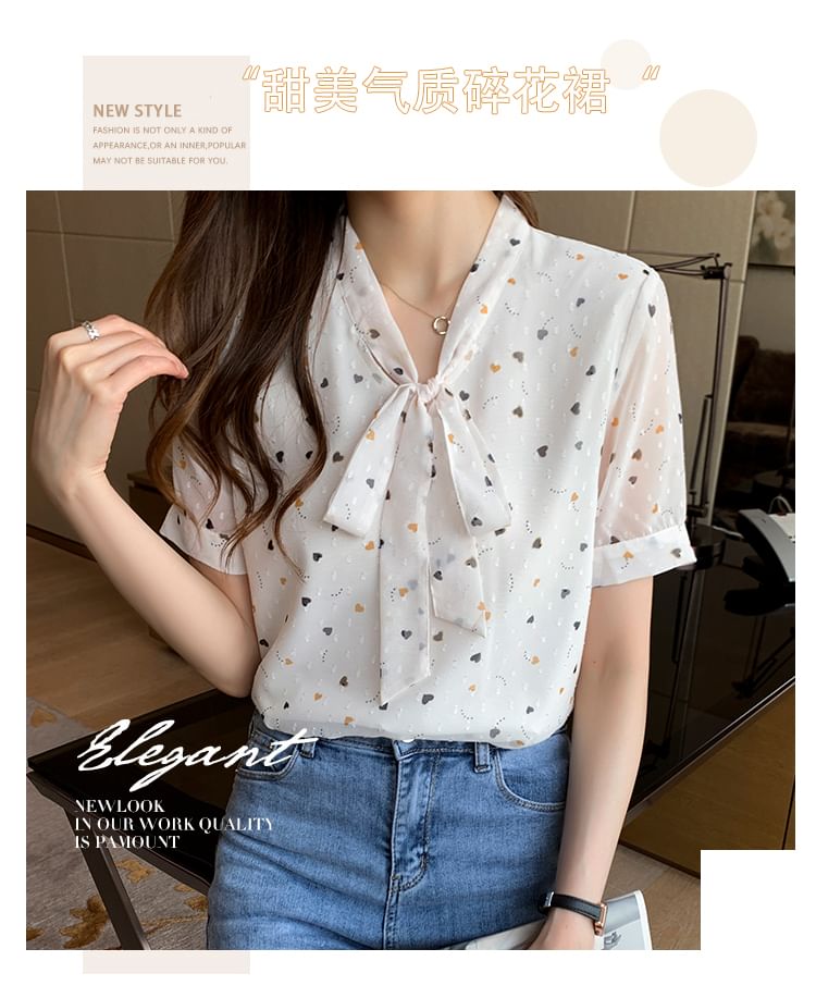 Tel tot 10 - Blouse met korte mouwen en strikhals en hartjesprint