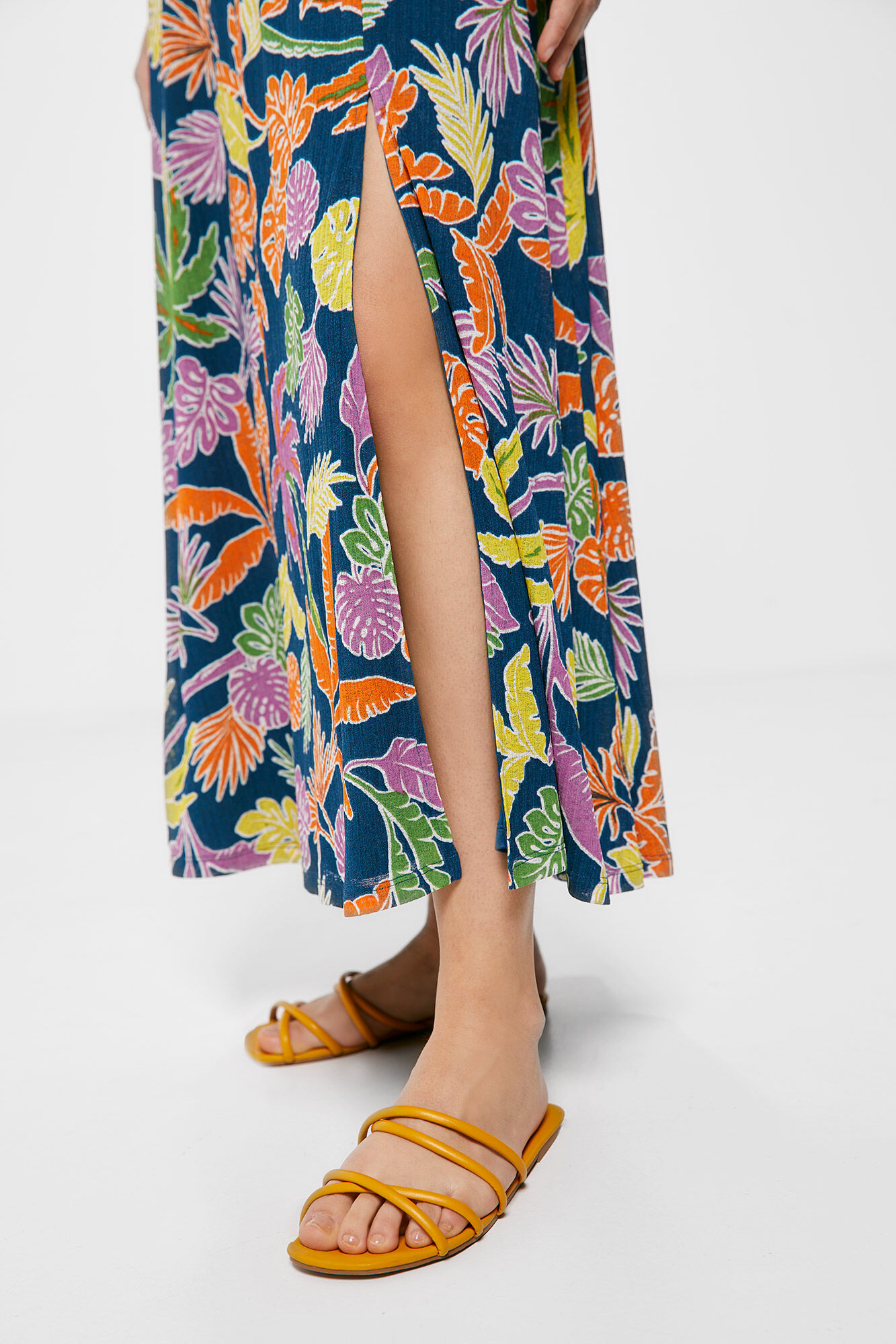 Vestido midi com estampa tropical - azul