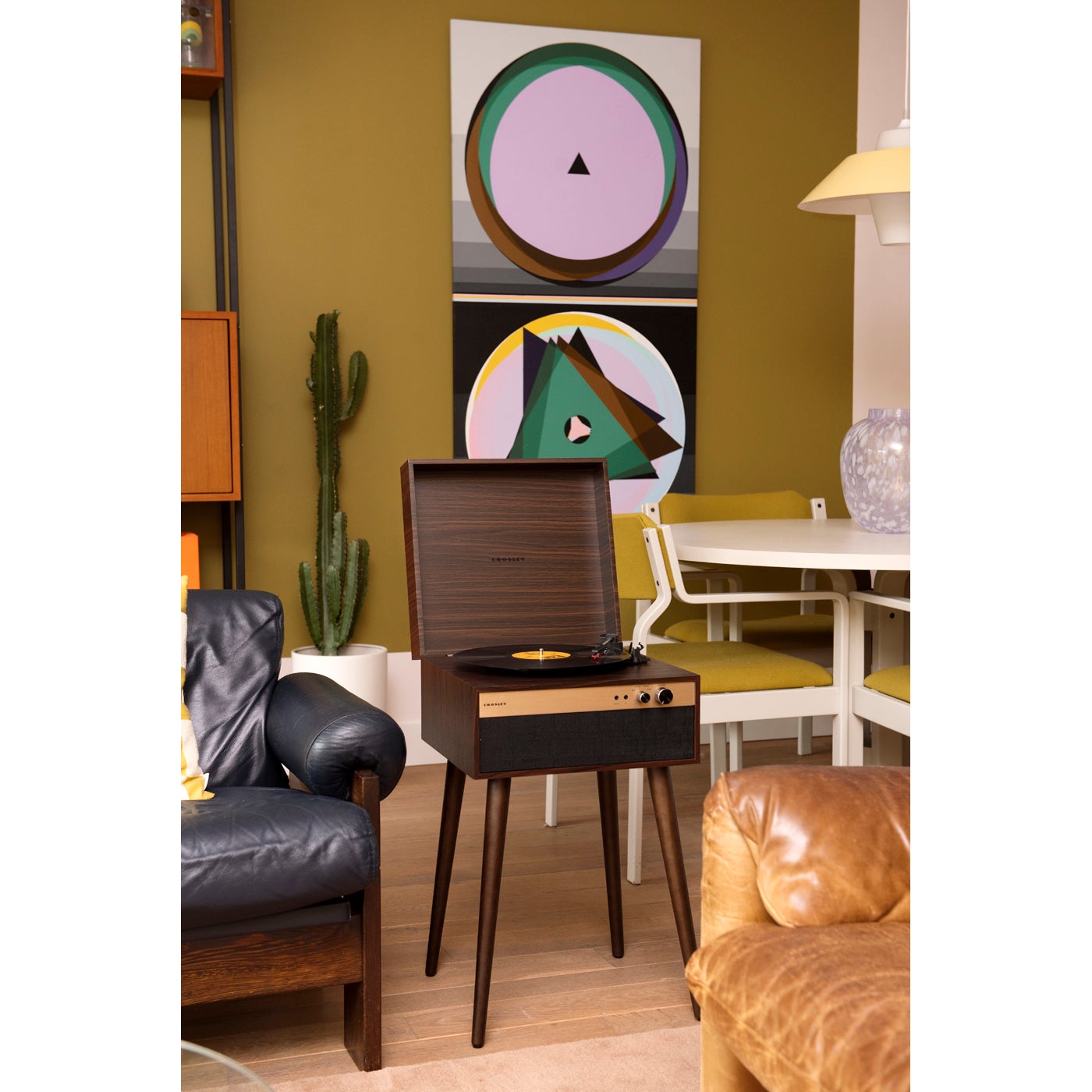 Crosley Jasper Walnut platenspeler/mediaspeler op pootjes
