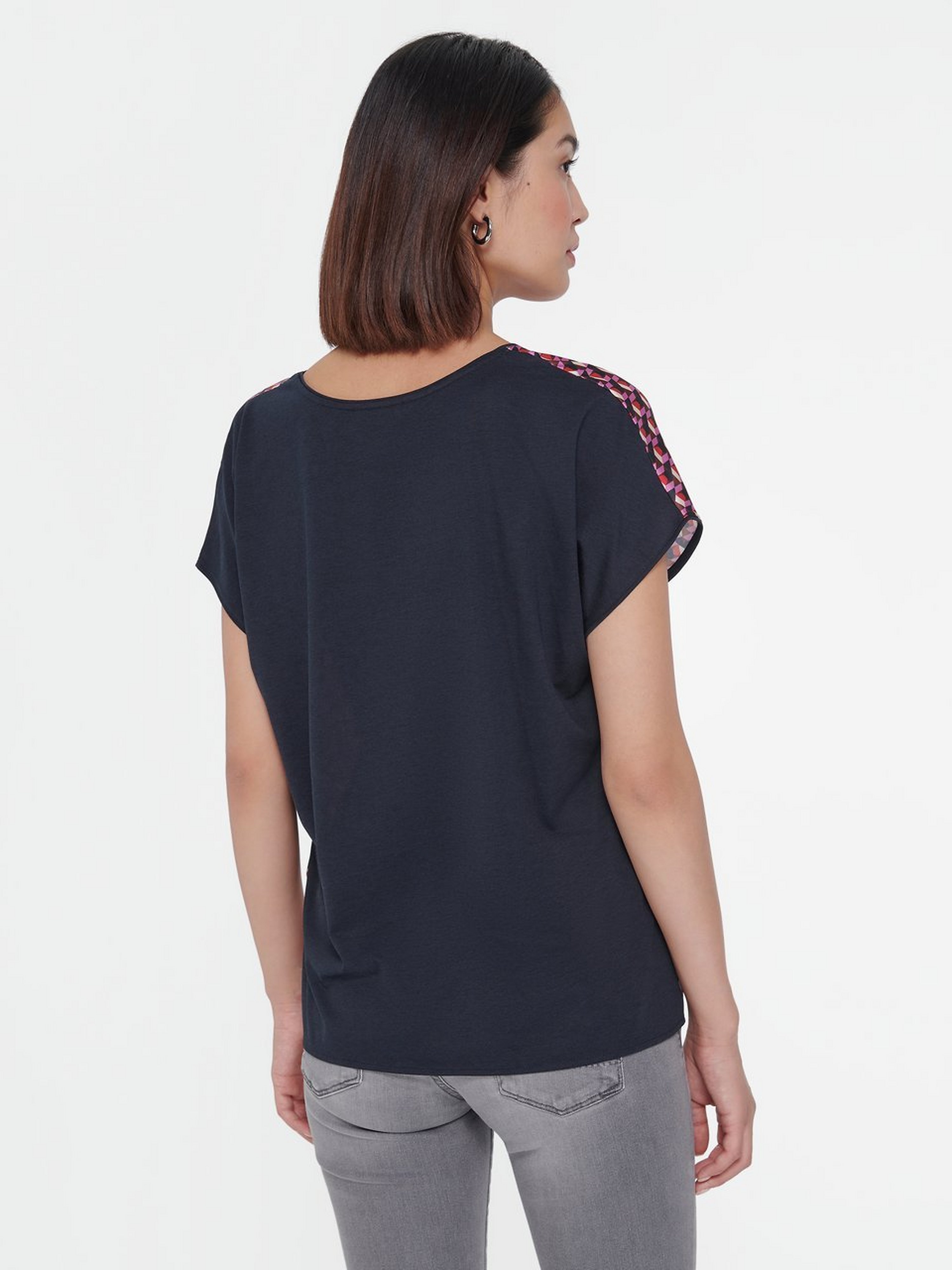 Shirt „Cikara“ mit V-Ausschnitt
