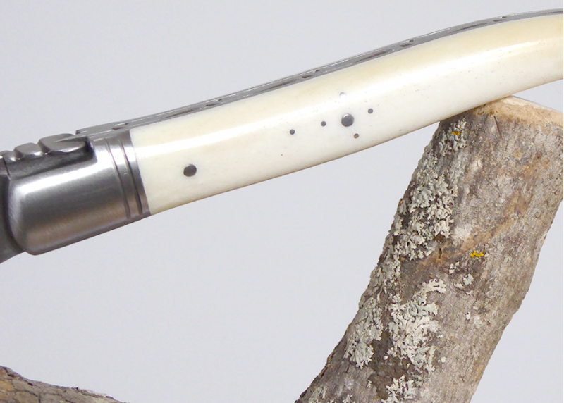 Couteau Laguiole avec un manche en Os de vache et mitres inox