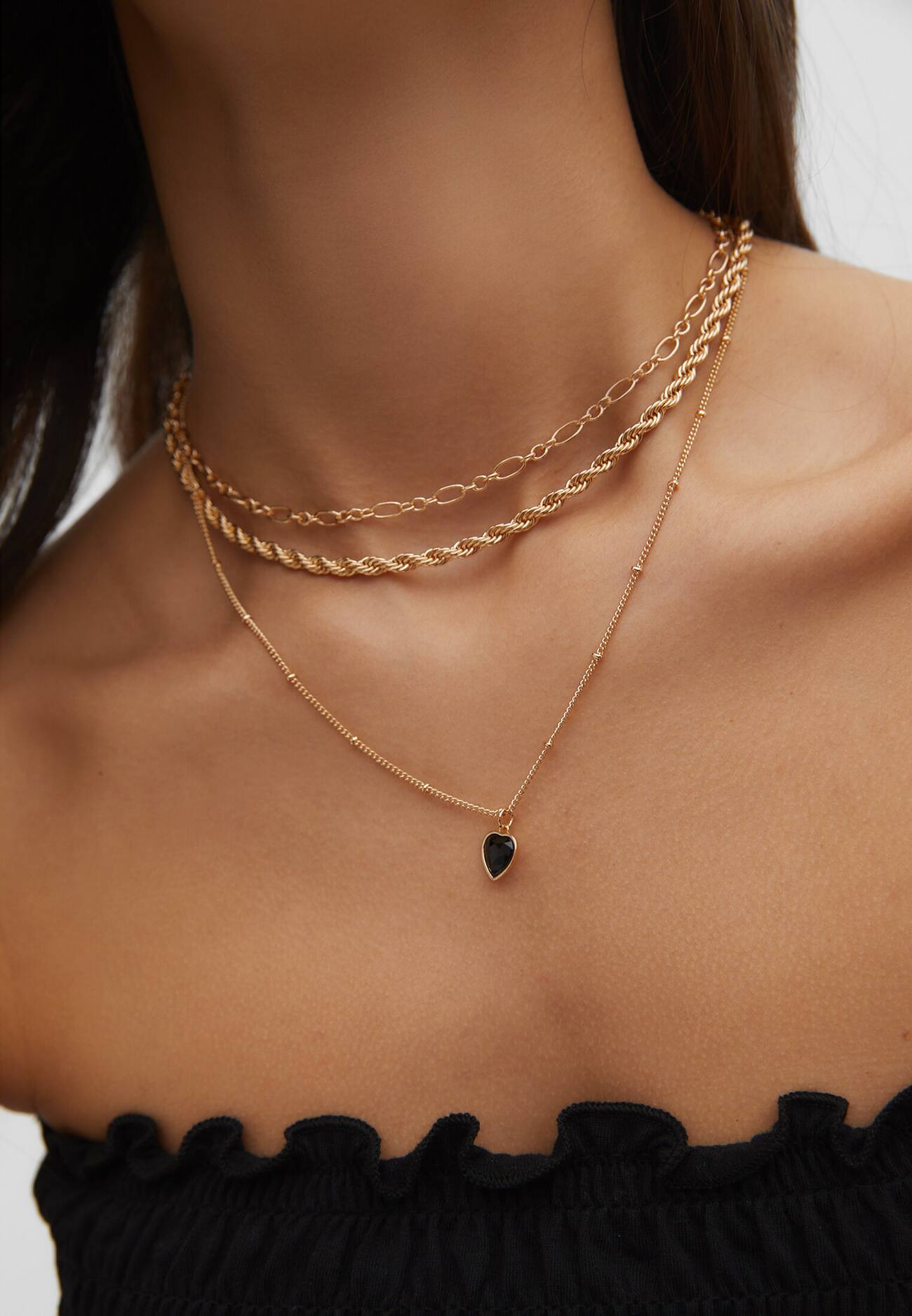 Conjunto de 4 colares com pingente de coração e cordão.