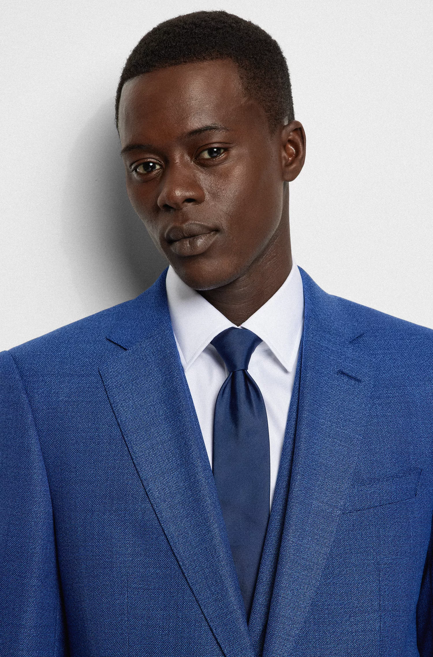 Terno de três peças BOSS preto, corte slim, em lã elástica.