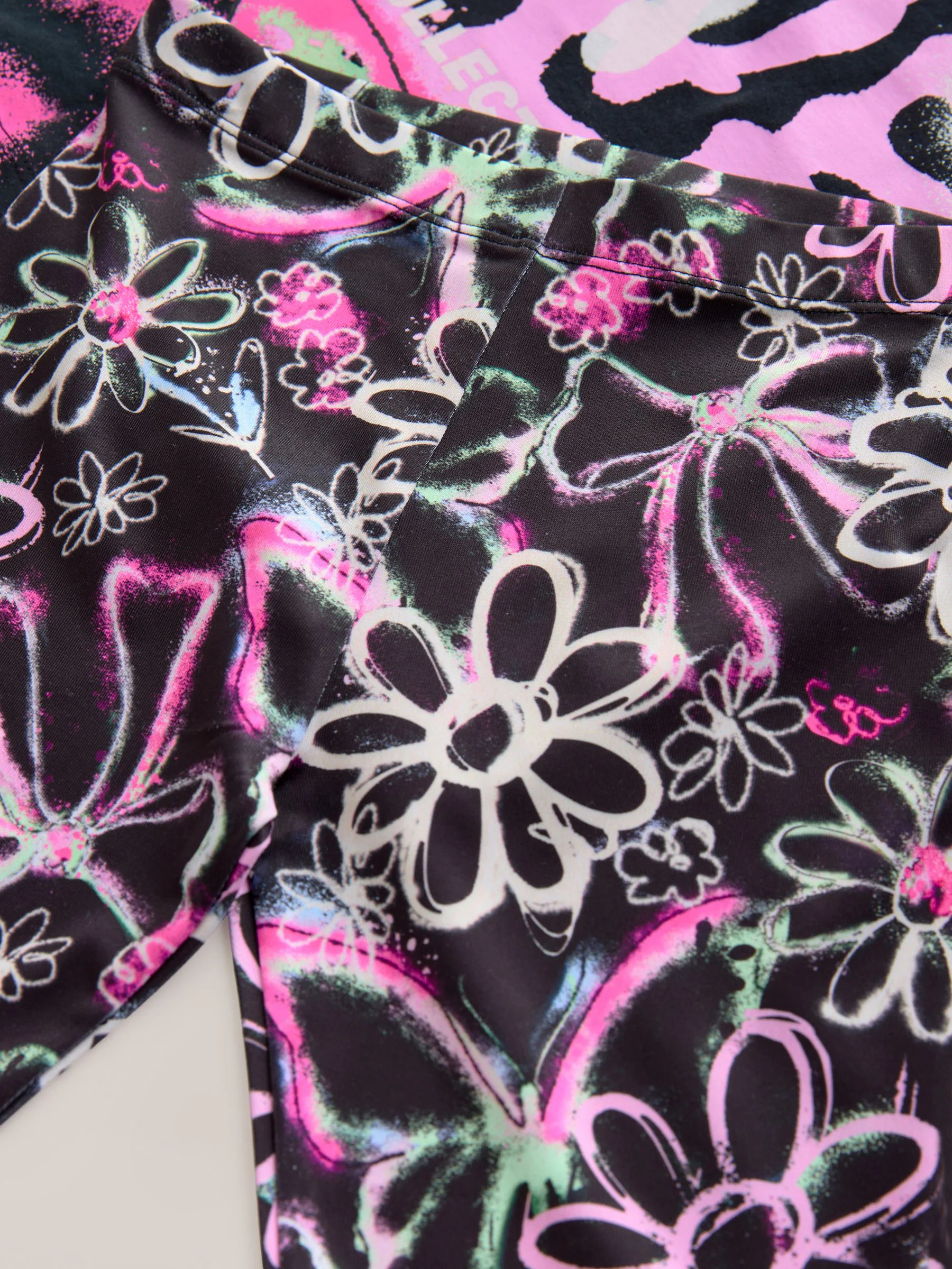 Meerkleurig graffiti - Set van T-shirt en fietsshort (3-16 jr)