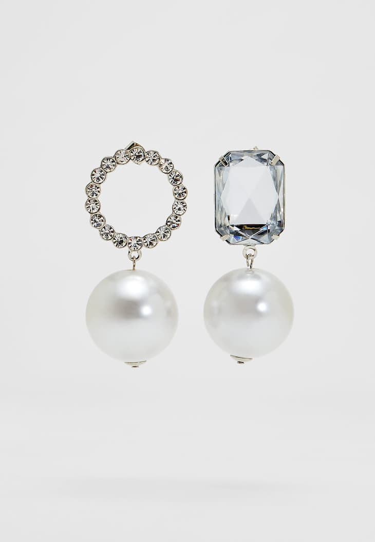 Brincos irregulares de strass