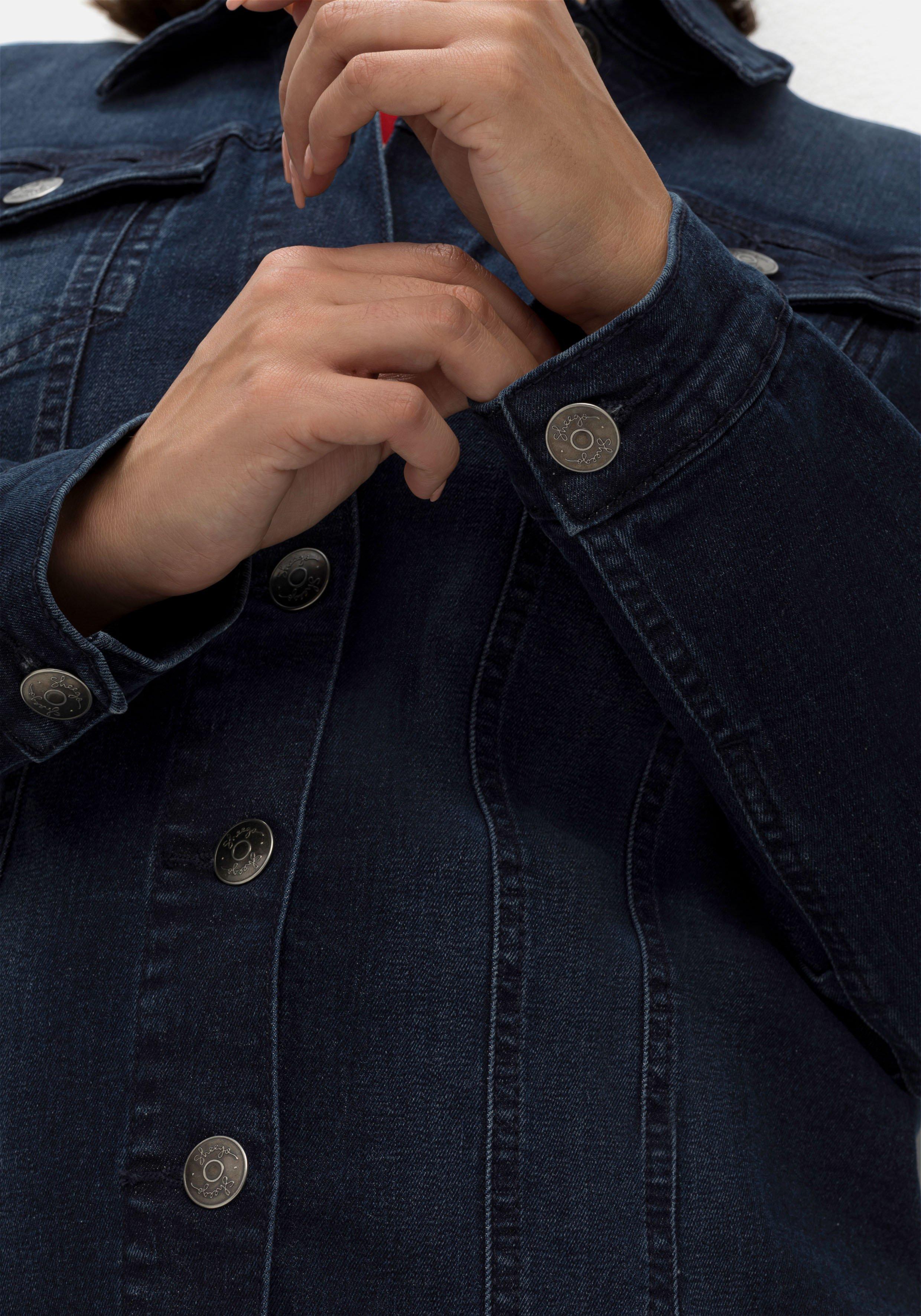 Jeansjacke in taillierter Form, mit Brusttaschen