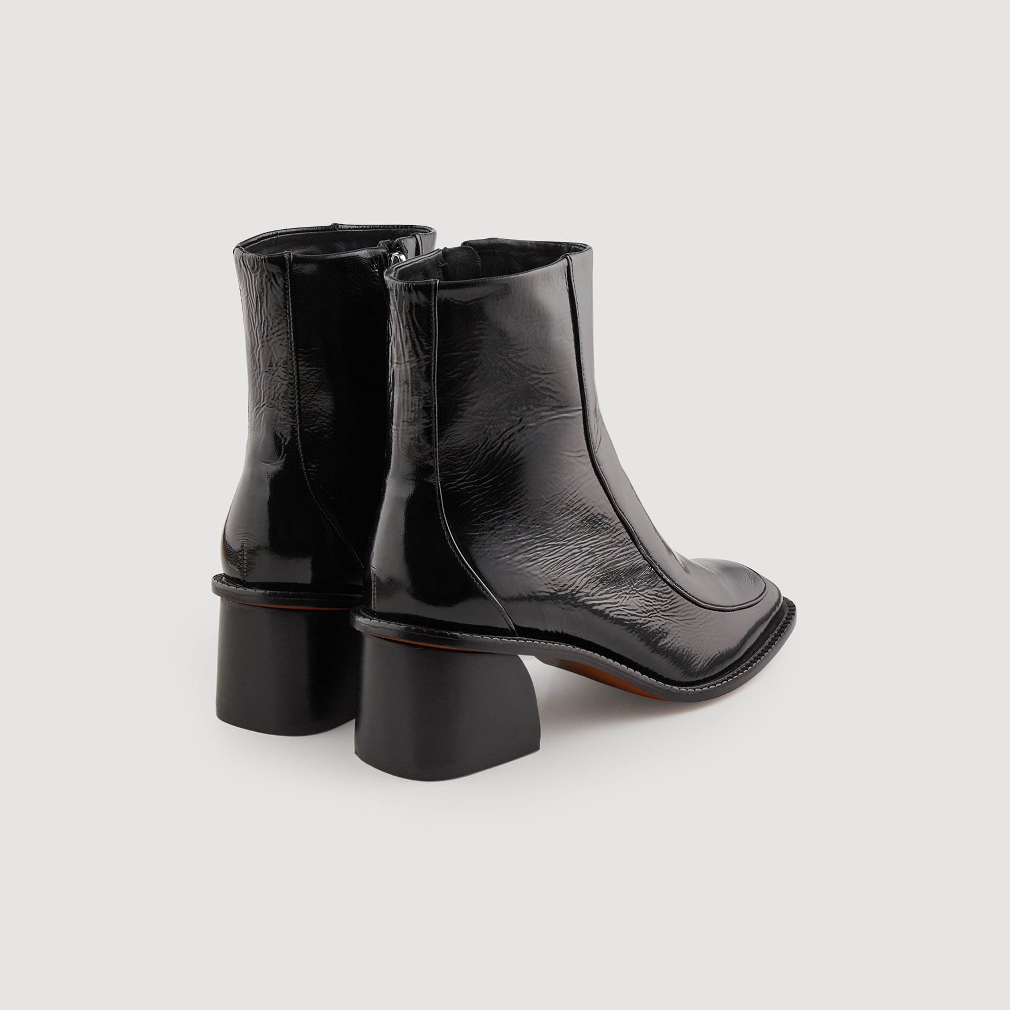Boots en cuir vernis á talon
