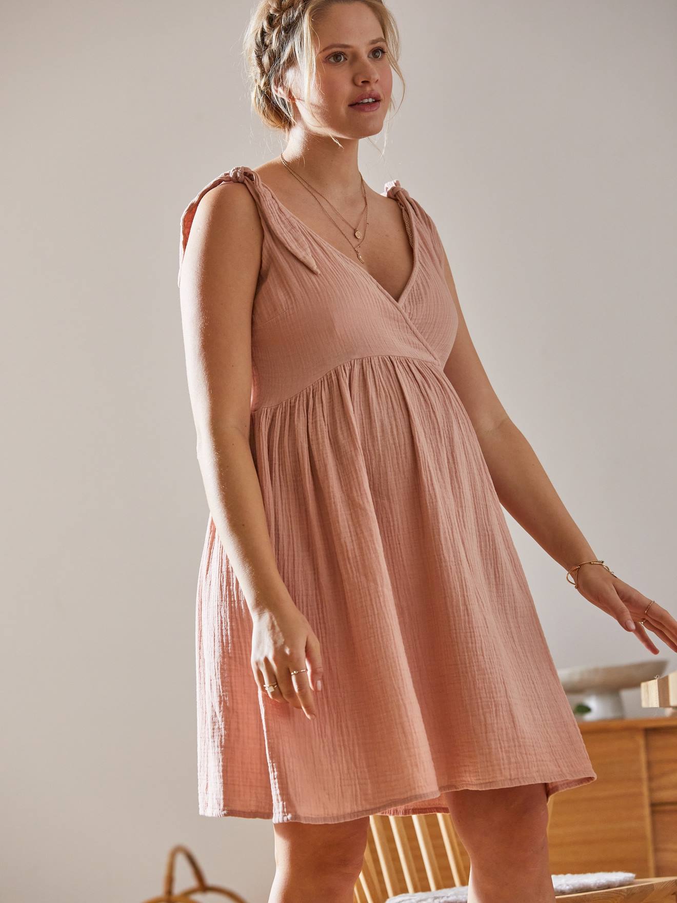 Vestido curto de chiffon de algodão, estampa bege claro, ideal para gestantes e lactantes.