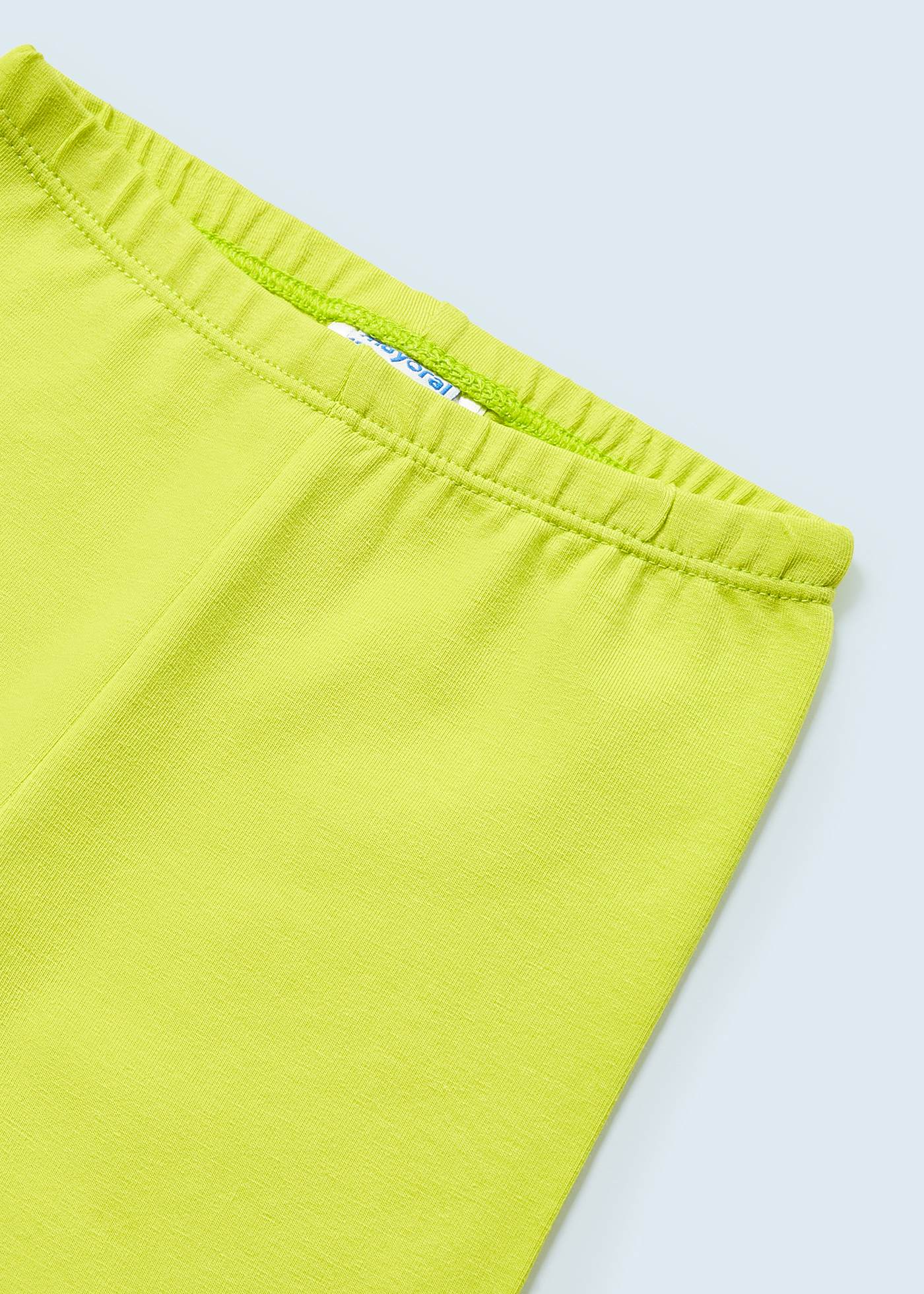Conjunto de 2 peças com babado, confeccionado em algodão sustentável para bebê.