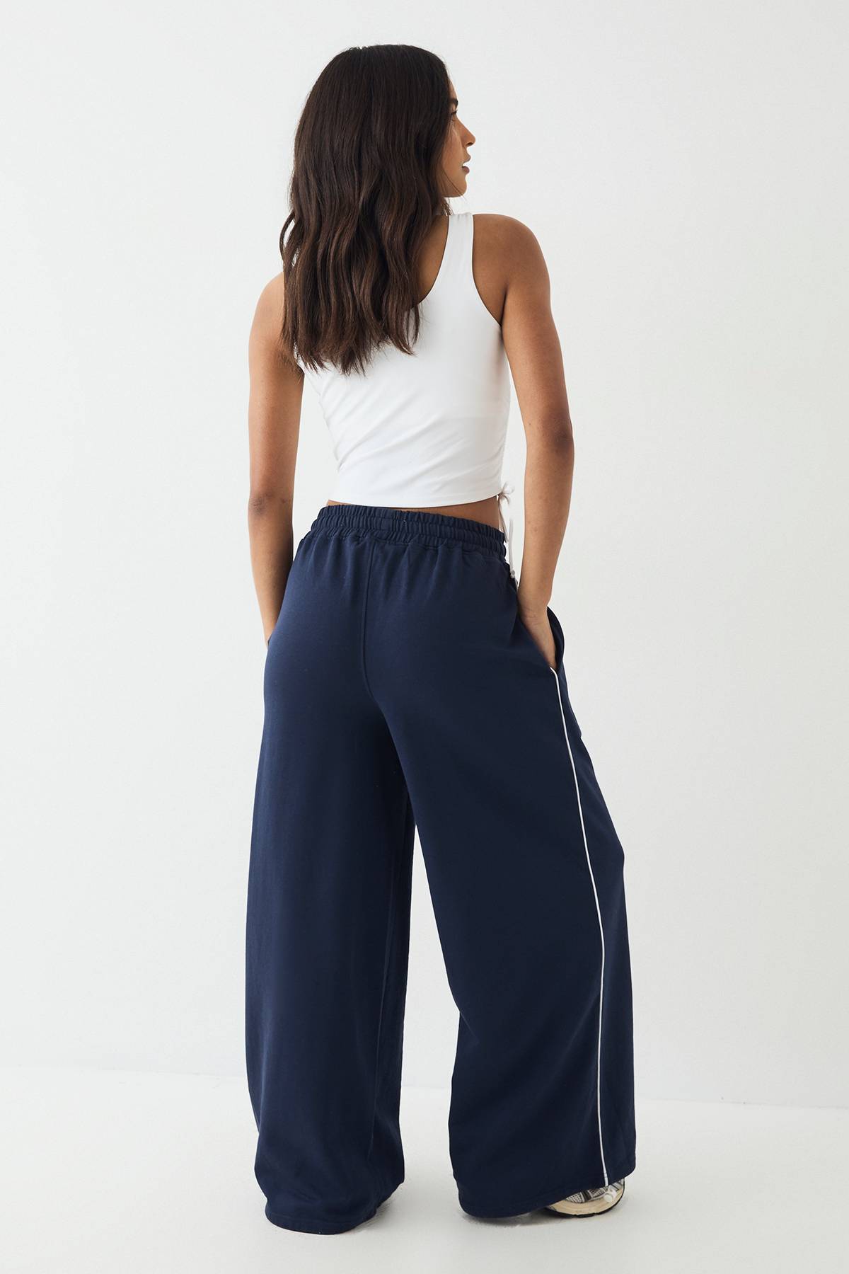 Jogging DSGN Studio Taille Moyenne avec Détails de Passepoil et Fermeture à Bascule